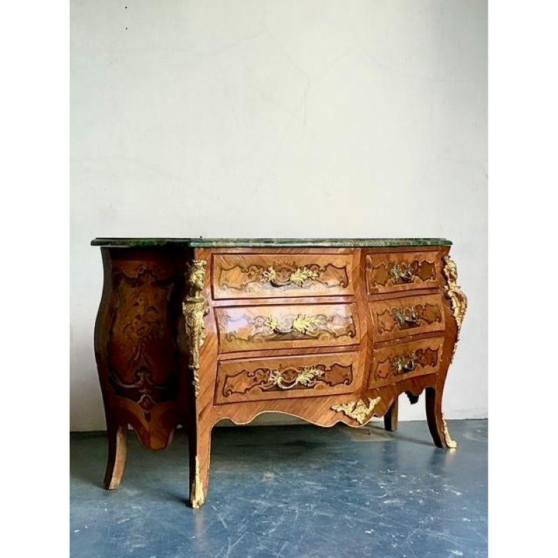 Cassettone d'epoca con intarsio e ormolatura in vendita 3