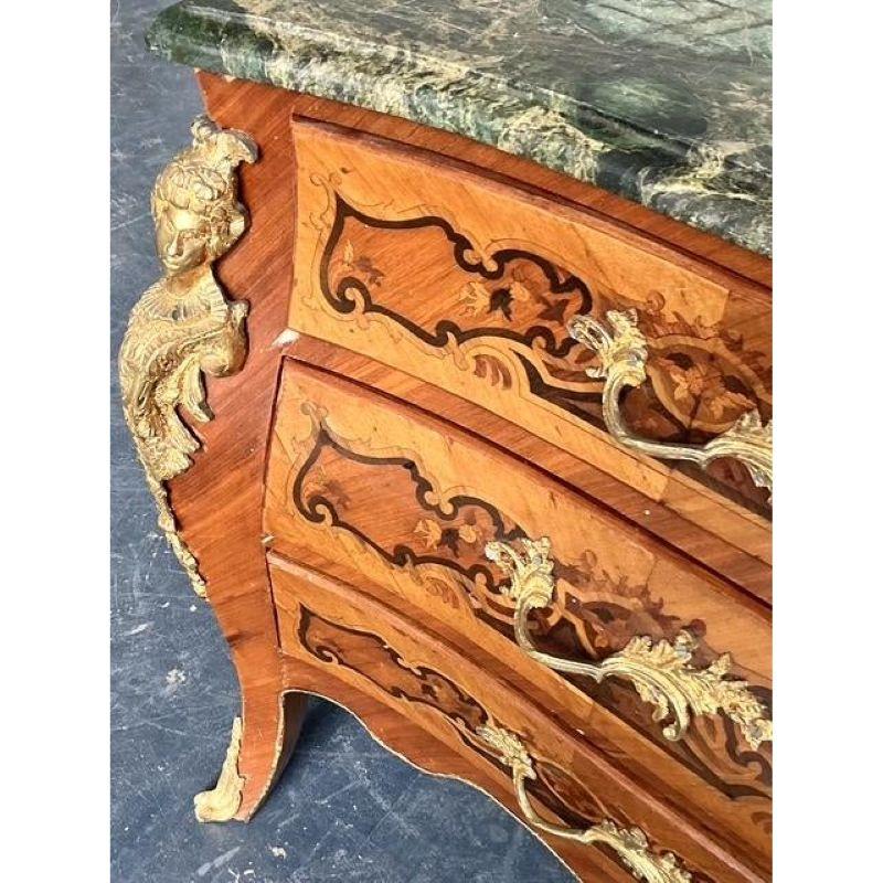 Stile provenzale Cassettone d'epoca con intarsio e ormolatura in vendita