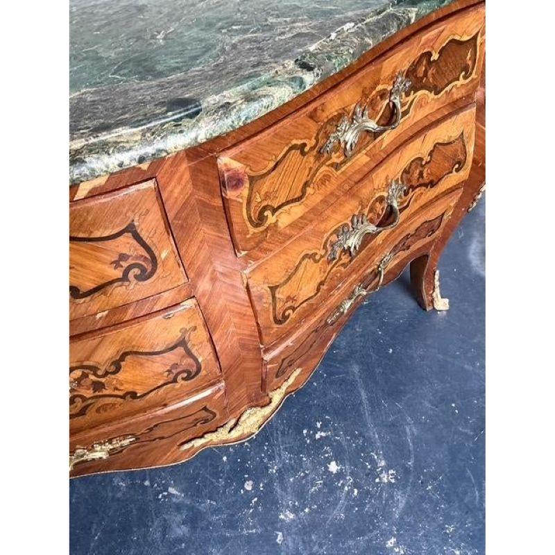 Americano Cassettone d'epoca con intarsio e ormolatura in vendita