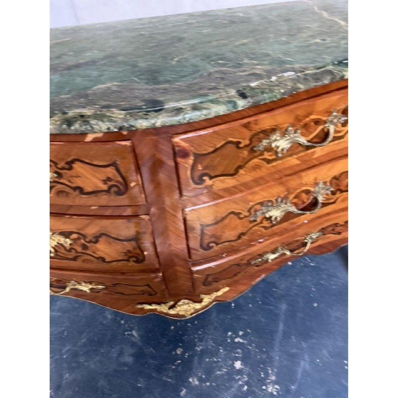 Cassettone d'epoca con intarsio e ormolatura In condizioni buone in vendita a West Palm Beach, FL