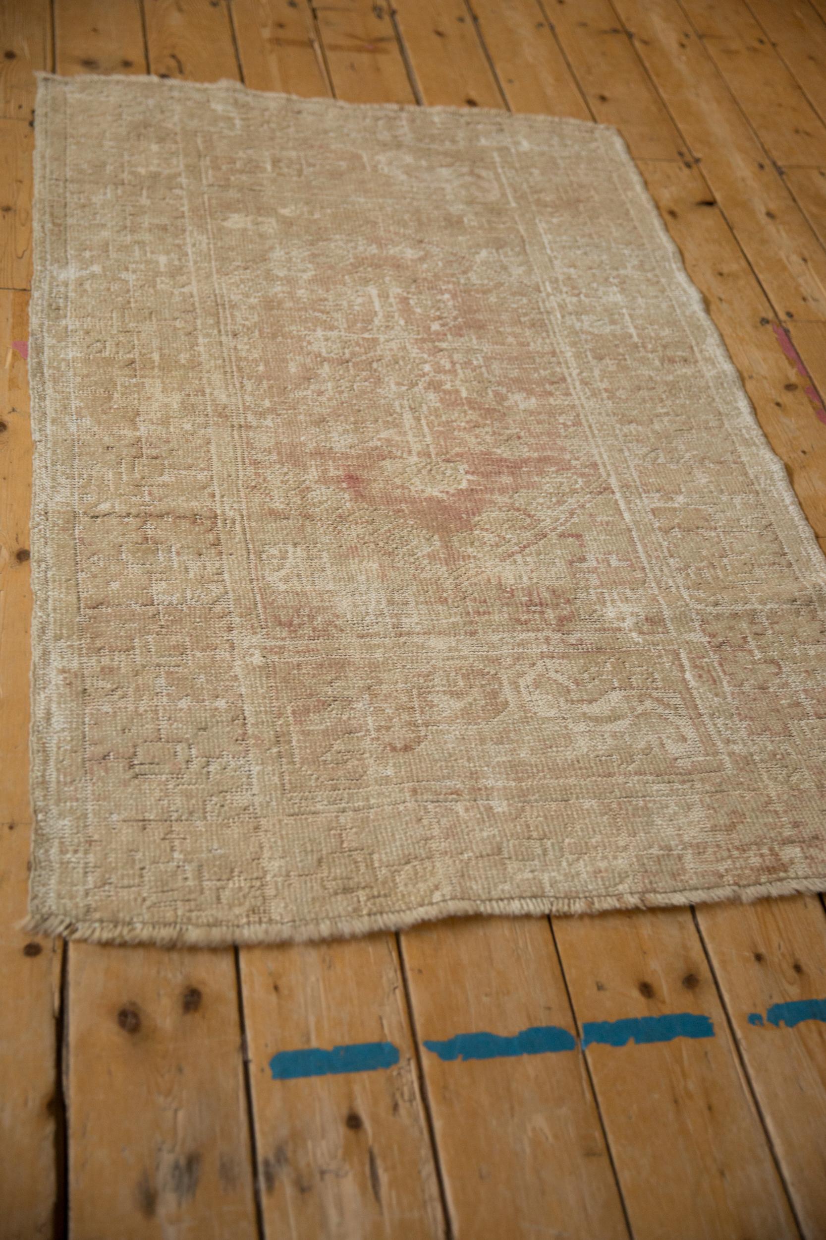 Metà XX secolo Tappeto Vintage Distressed Melas in vendita
