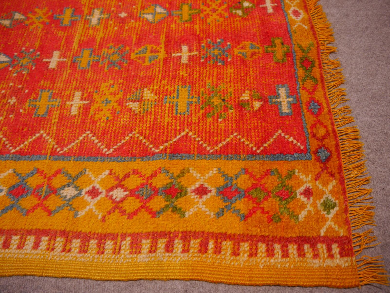 Vintage Distressed Mid-Century North African Berber Rug Industrial look For Sale 3