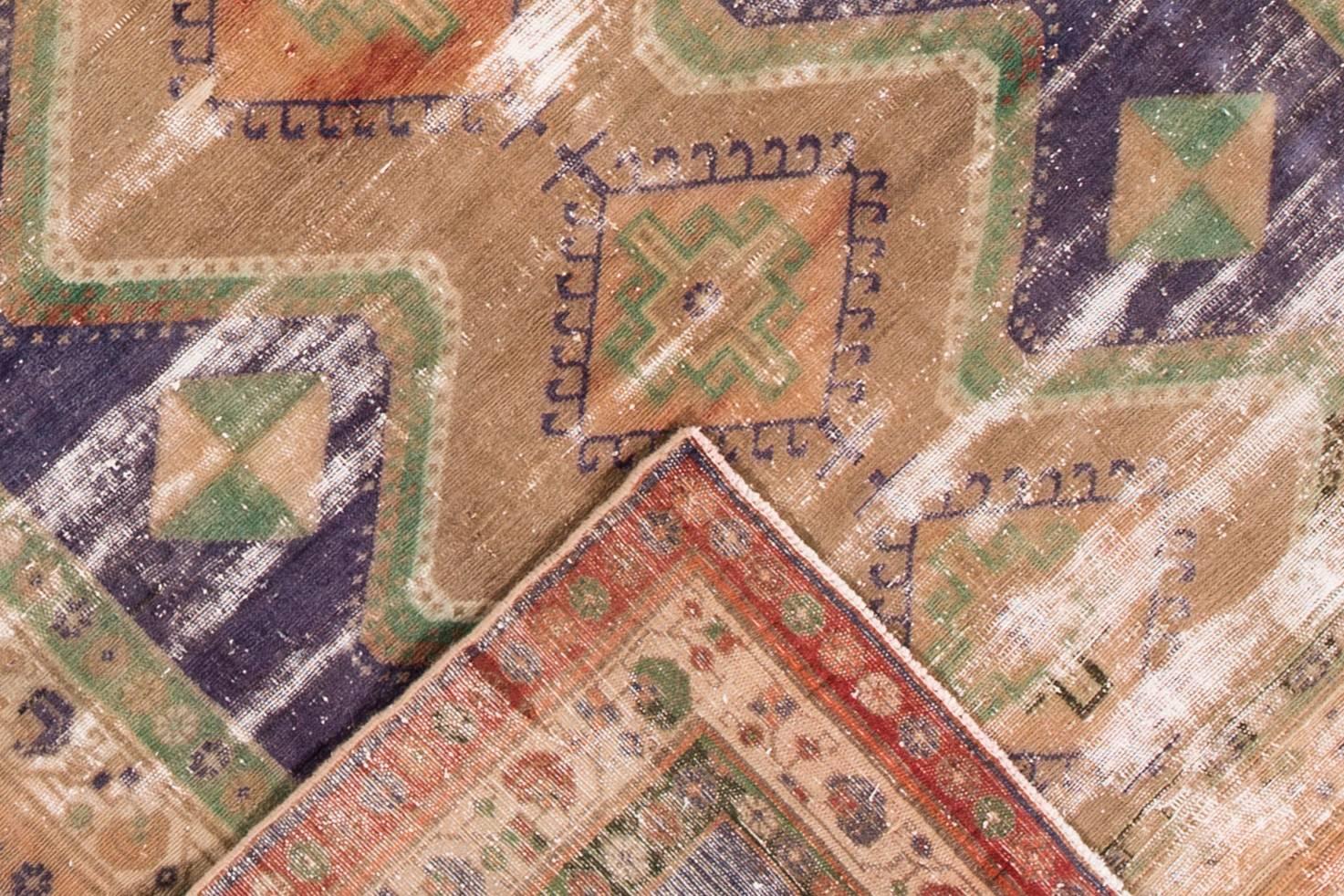Perse Tapis persan Tabriz géométrique multicolore vintage vieilli et vieilli en vente
