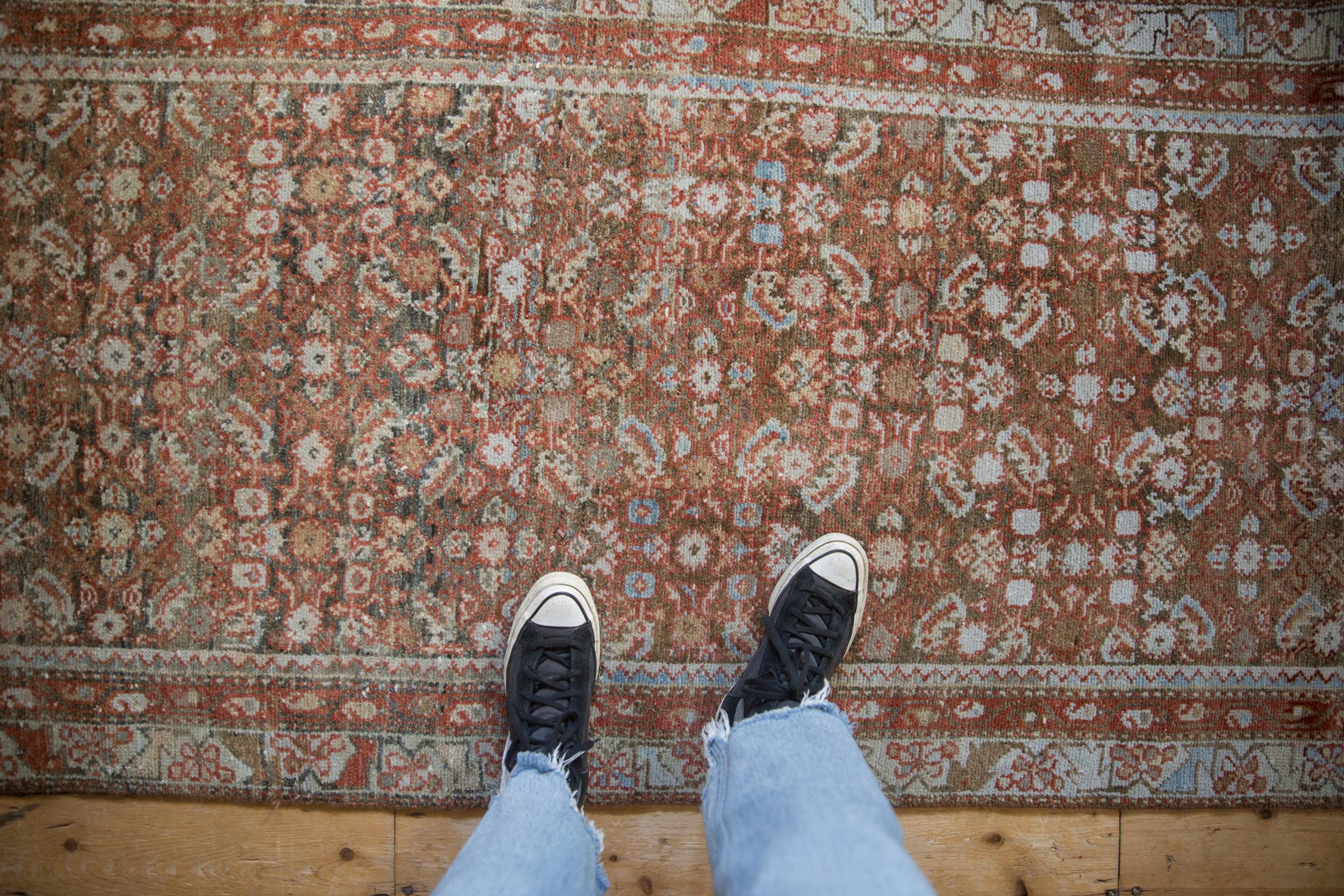 :: Allover bedecktes Feld in einem Herati-Motiv mit innerer Nebenbordüre in einem sich wiederholenden Boteh-Muster, das von einer sich schlängelnden Hauptbordüre aus Ranken und Blättern umgeben ist. Zu den Farben und Schattierungen gehören: Helles