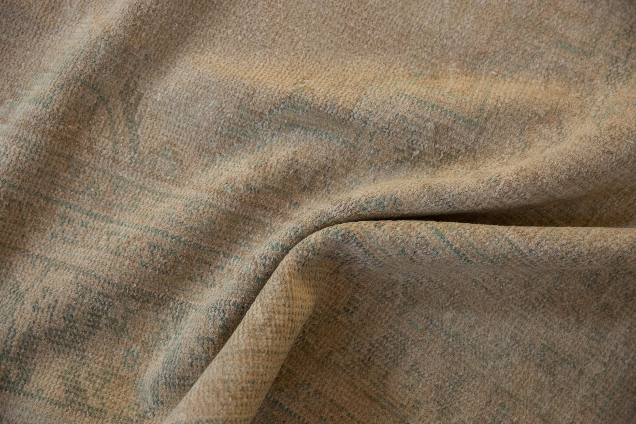 Tappeto Oushak vintage invecchiato in vendita 3