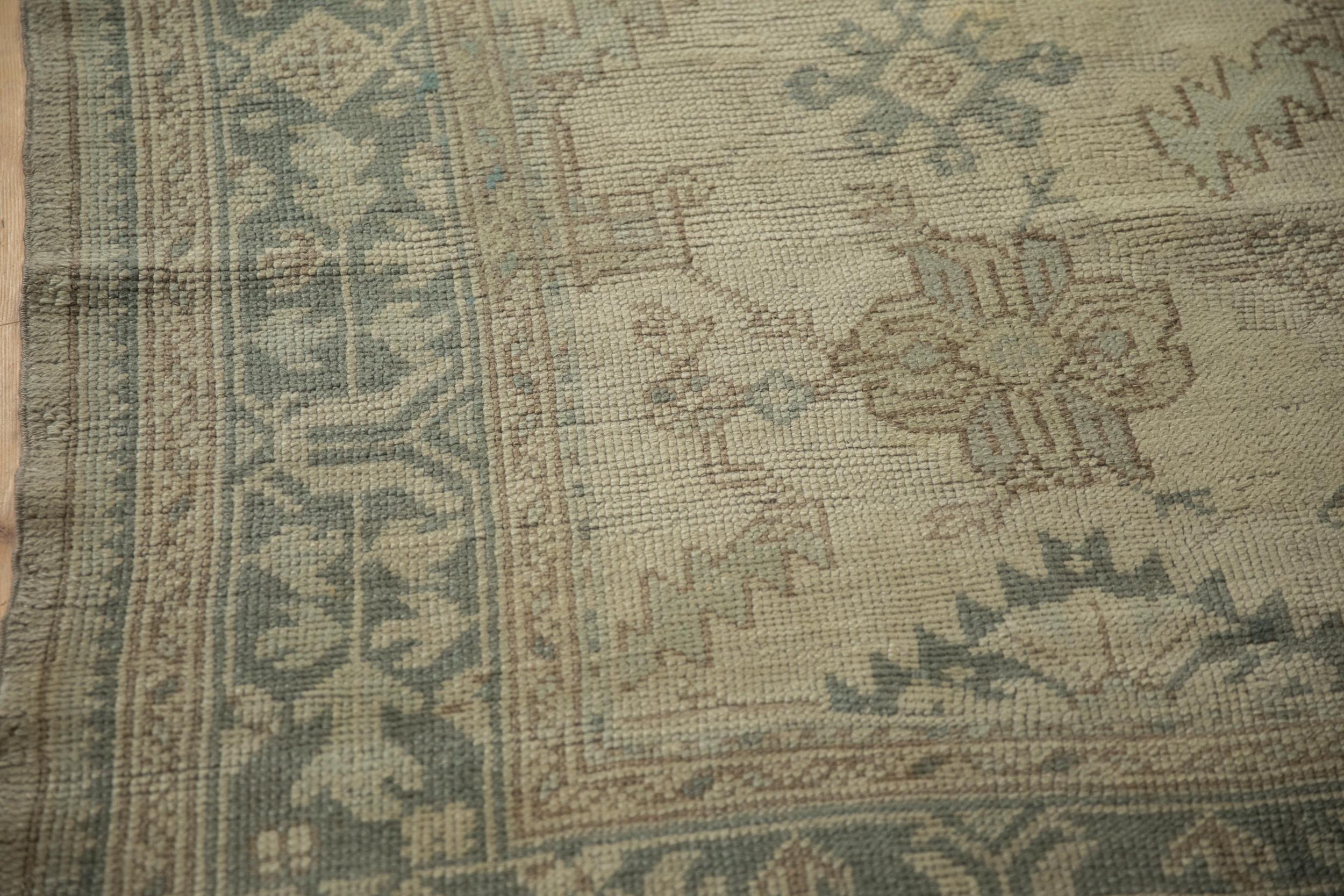 Tappeto Oushak vintage invecchiato in vendita 3