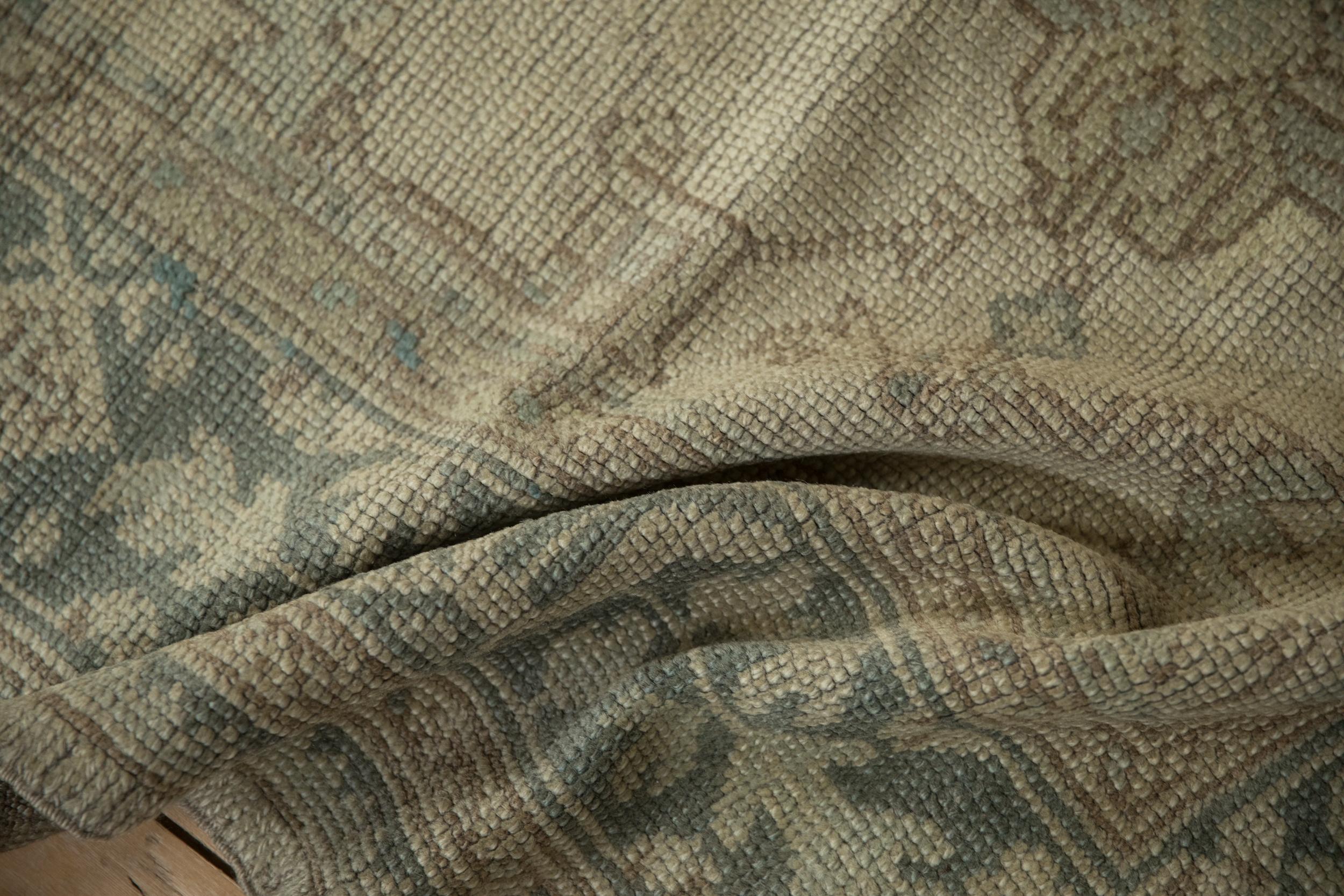 Tappeto Oushak vintage invecchiato in vendita 4