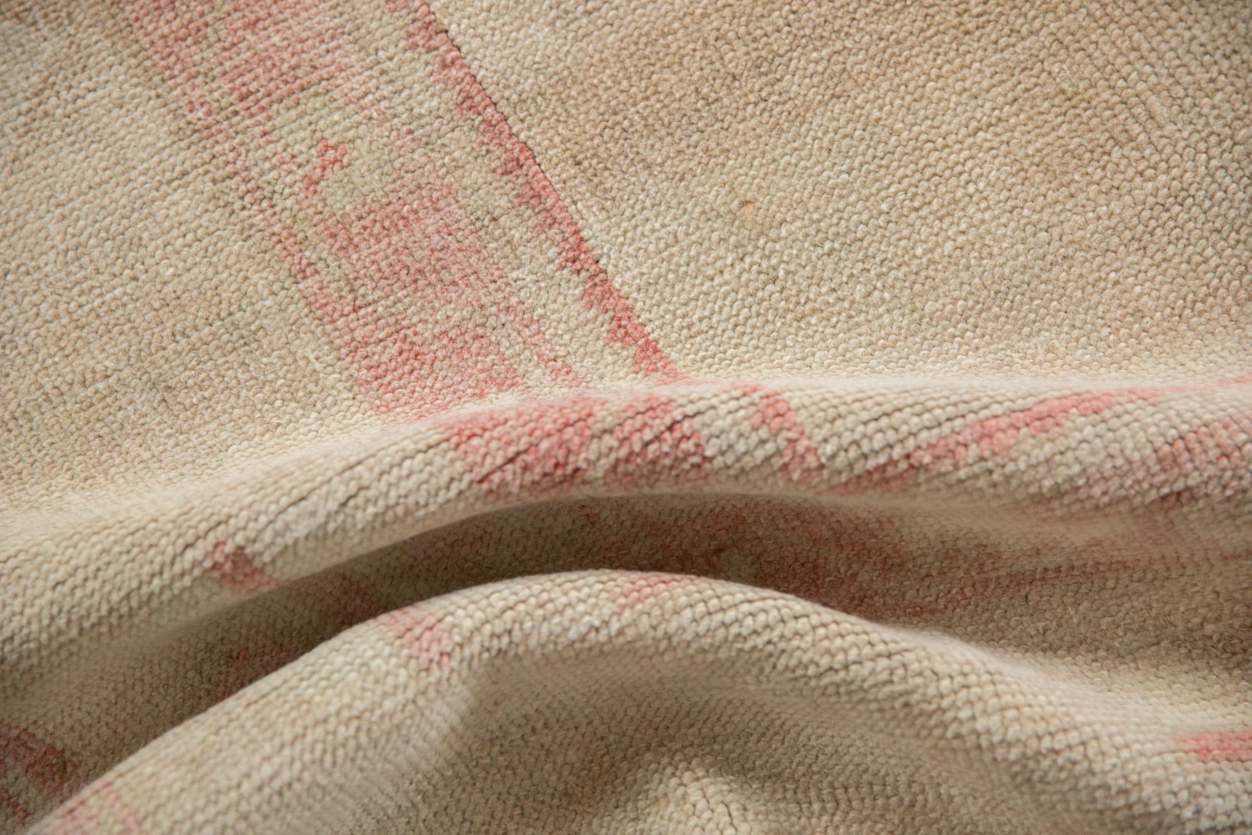 Tappeto Oushak vintage invecchiato in vendita 4