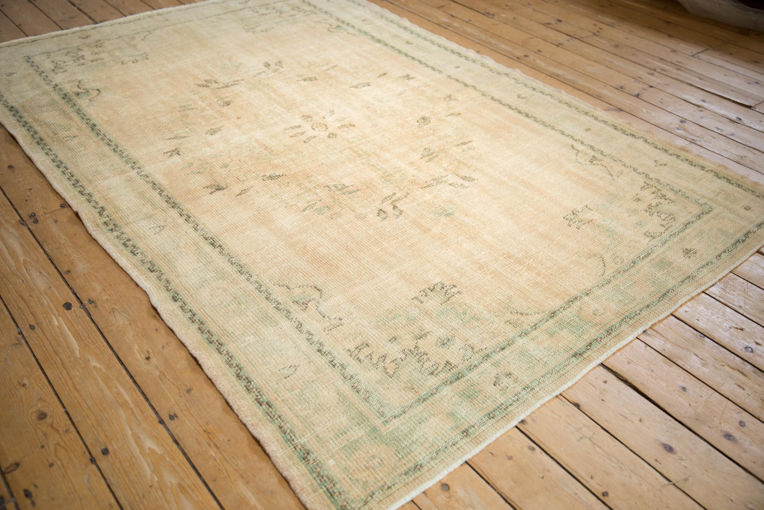 Annodato a mano Tappeto Oushak vintage invecchiato in vendita