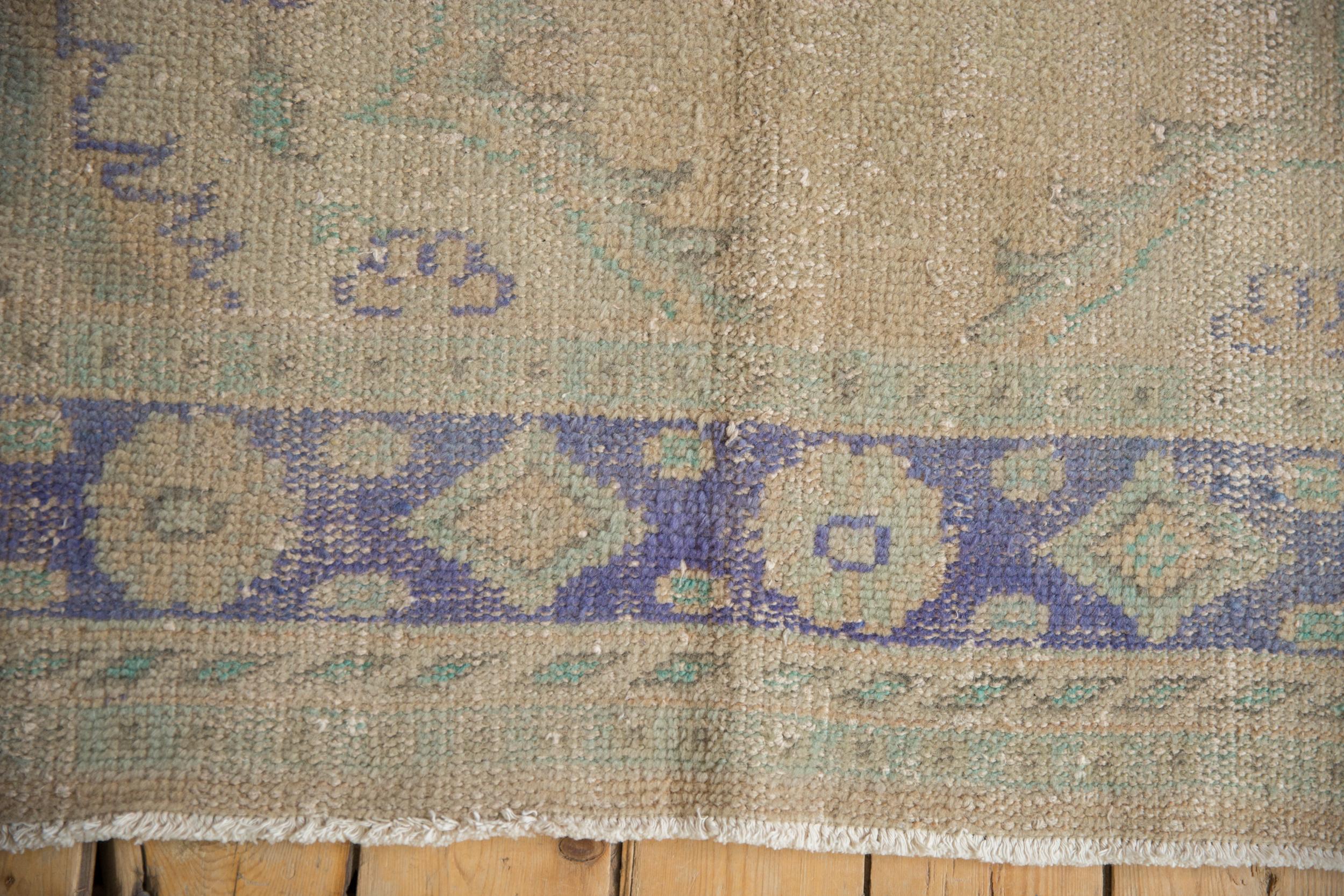 Tappeto Oushak vintage invecchiato In condizioni discrete in vendita a Katonah, NY
