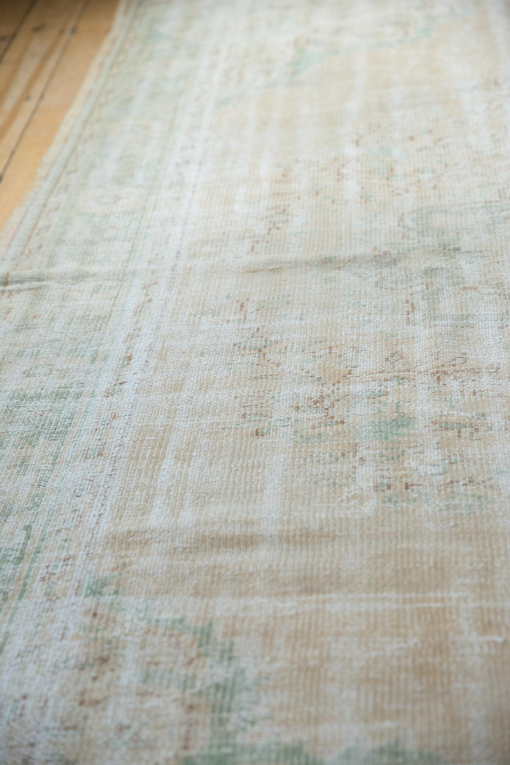 Vintage Distressed Oushak Teppich im Zustand „Relativ gut“ in Katonah, NY