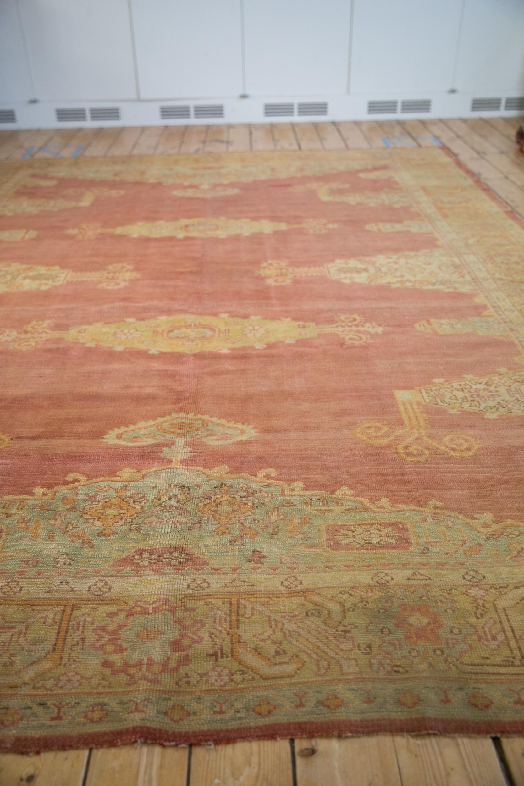 Vintage Distressed Oushak Teppich im Zustand „Relativ gut“ im Angebot in Katonah, NY