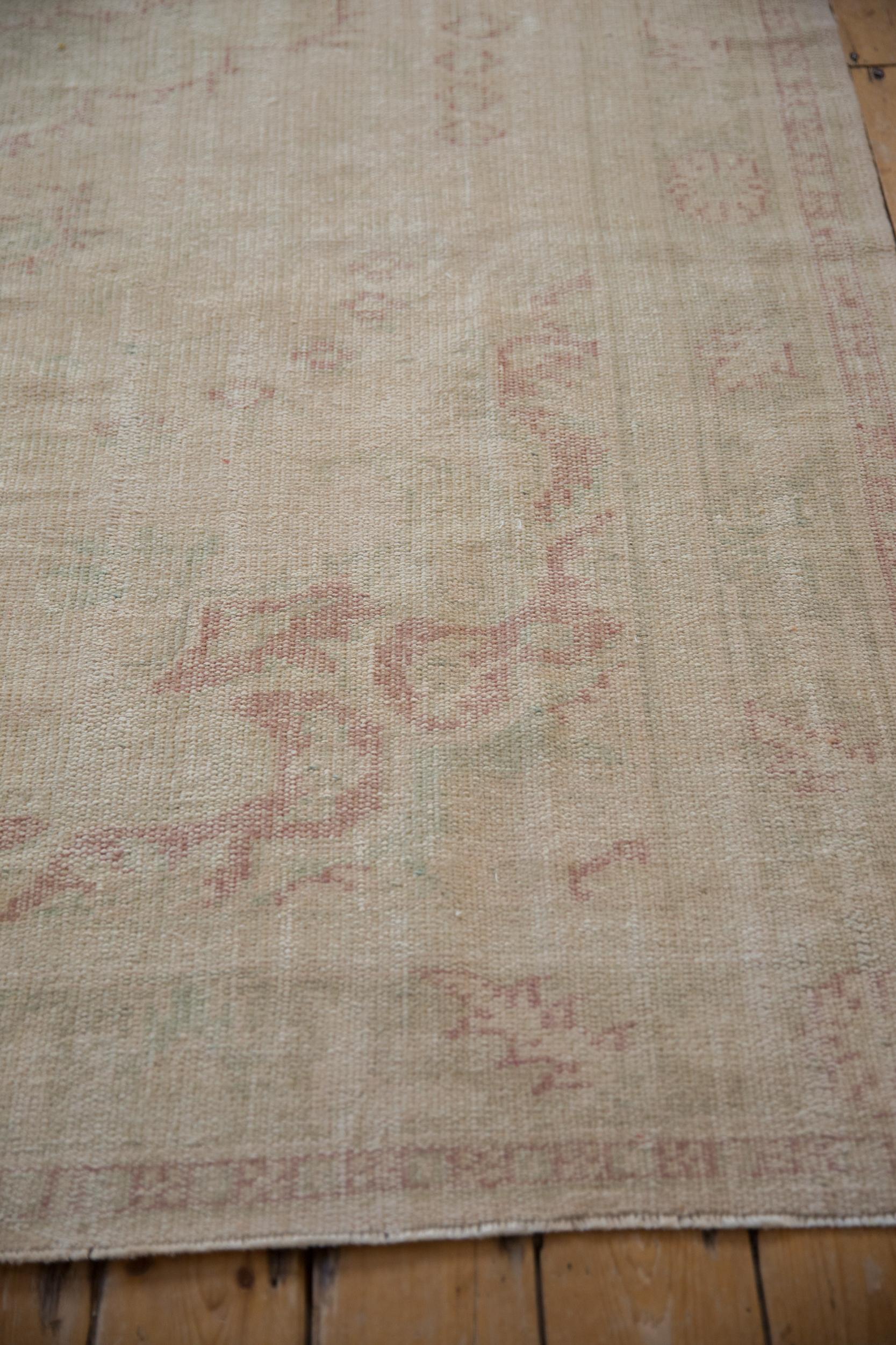 Vintage Distressed Oushak Teppich (Mitte des 20. Jahrhunderts) im Angebot