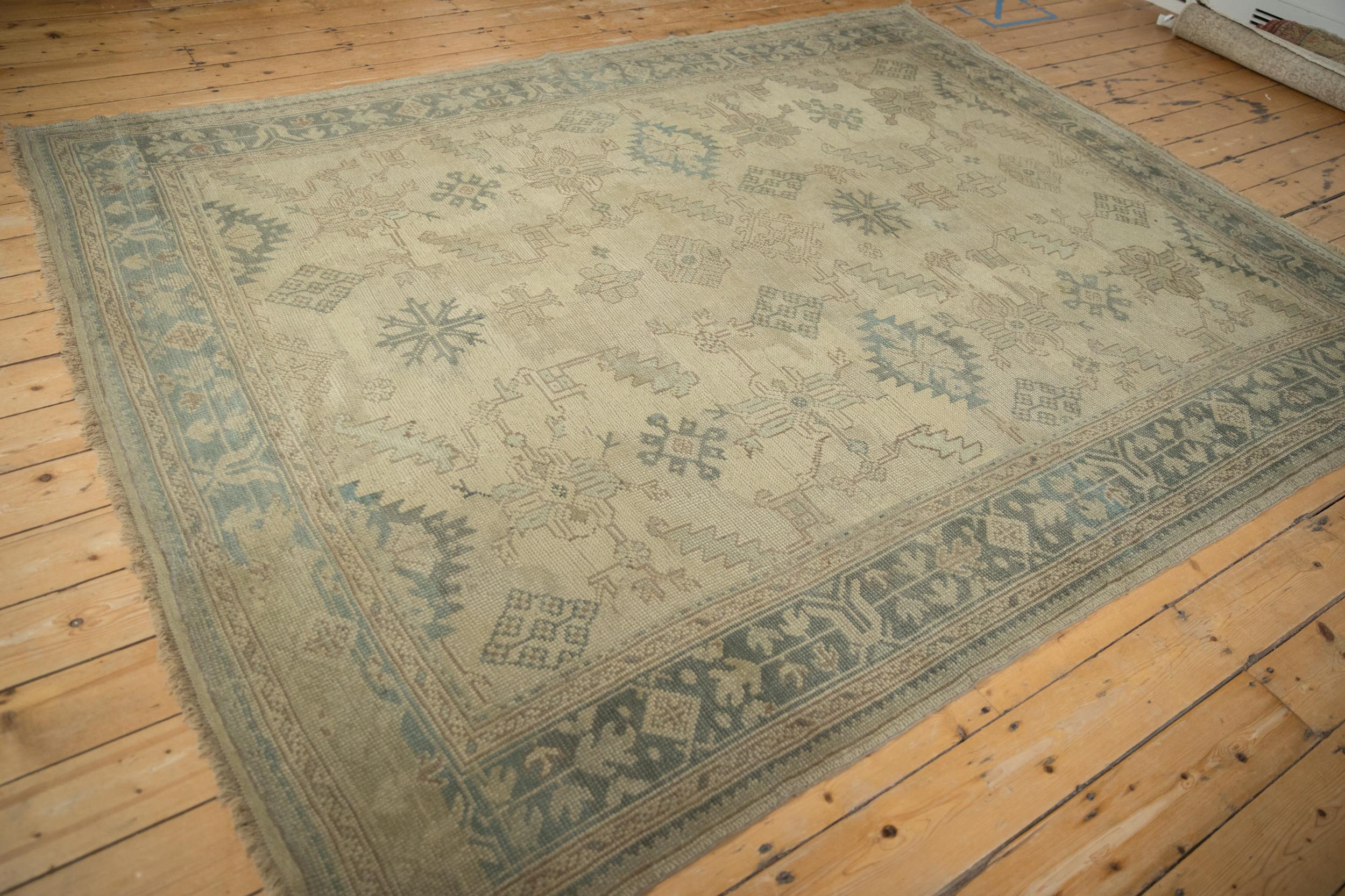 Metà XX secolo Tappeto Oushak vintage invecchiato in vendita