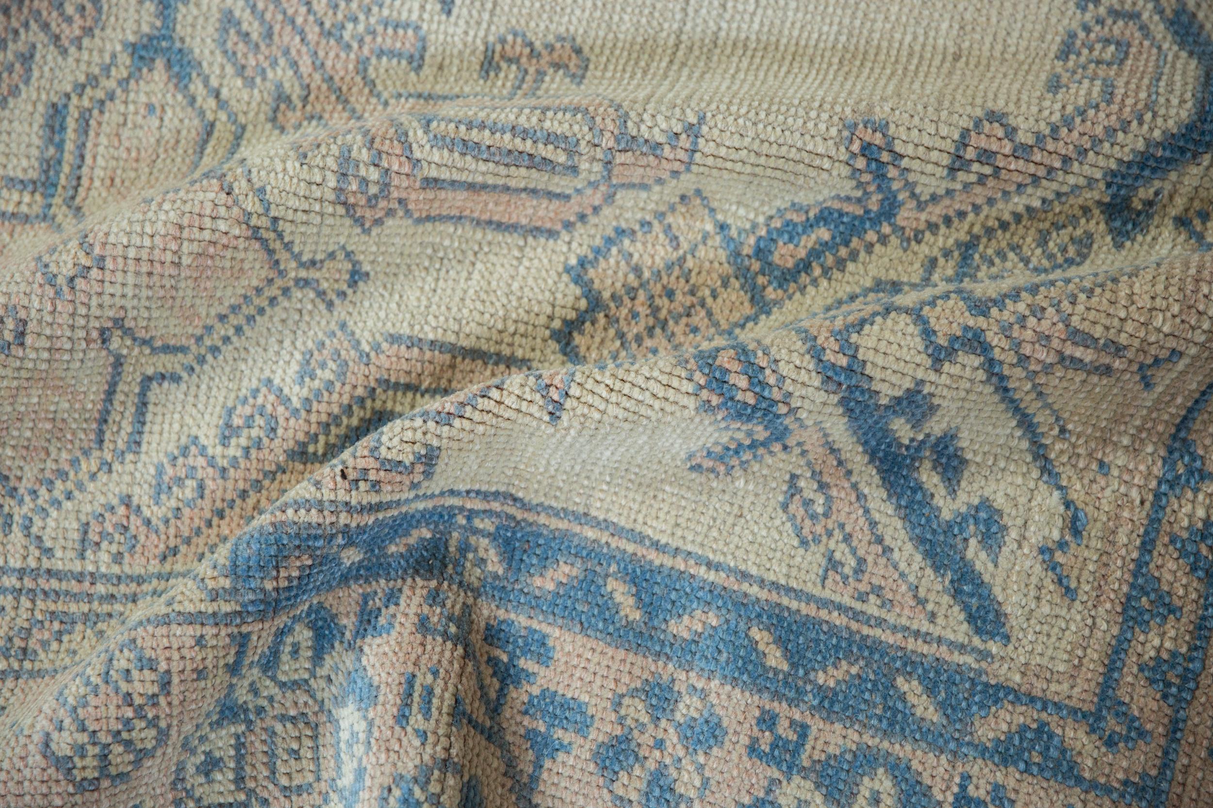 Tappeto Oushak vintage invecchiato in vendita 1