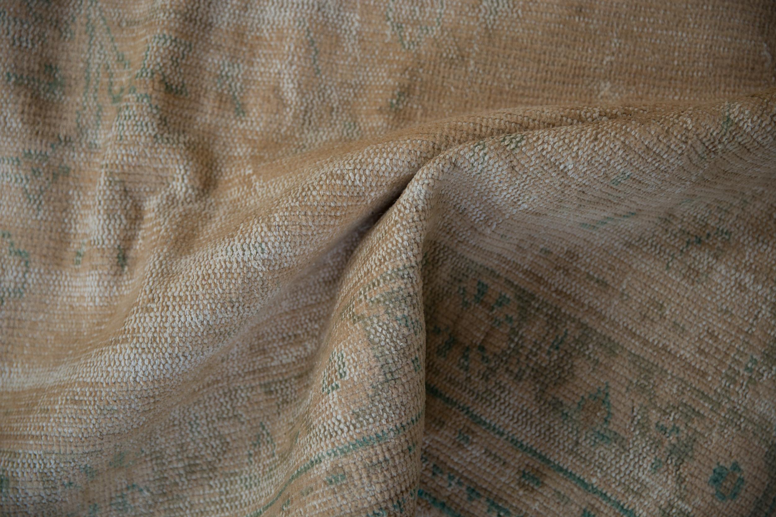 Vintage Distressed Oushak Teppich im Angebot 1