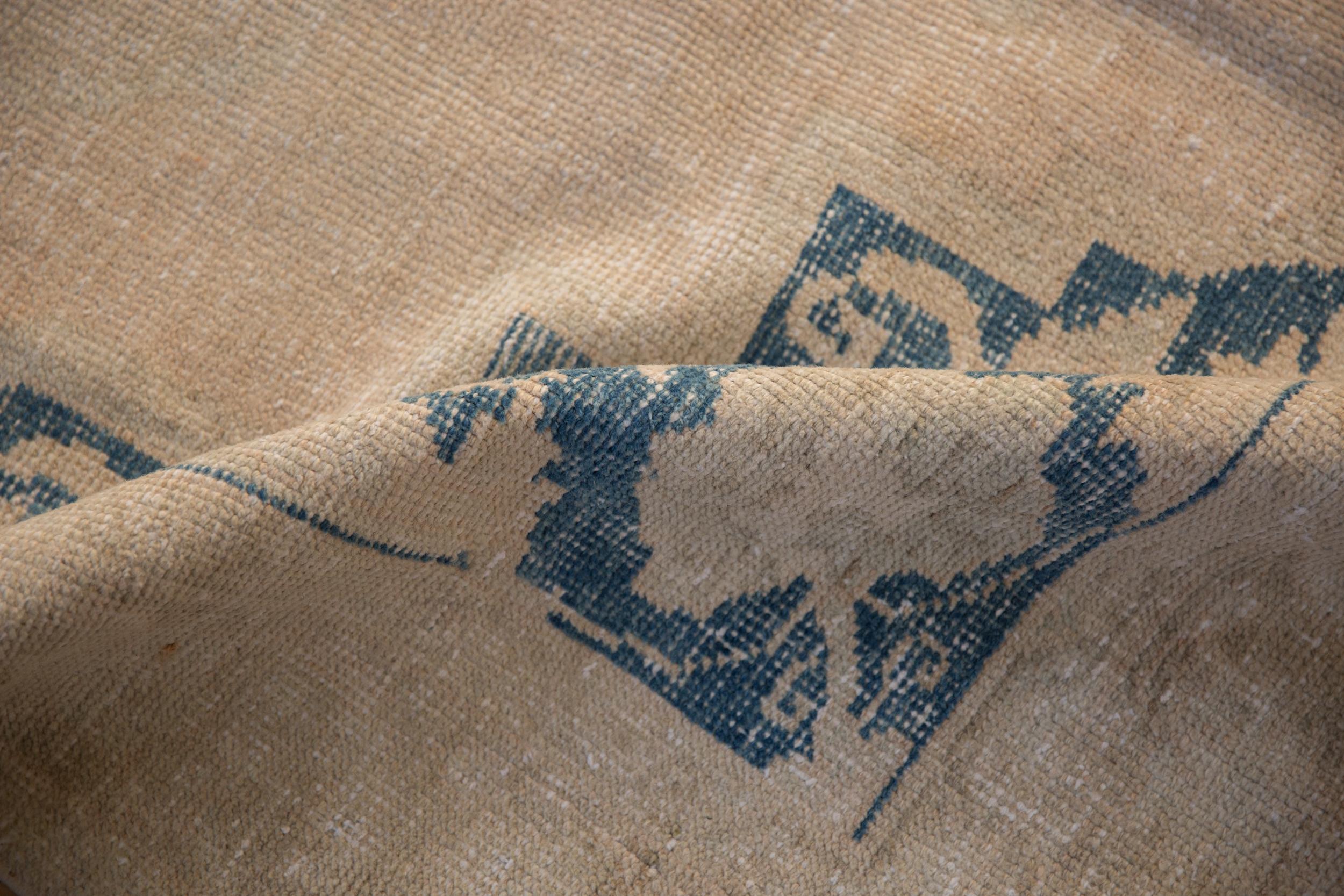 Tappeto Oushak vintage invecchiato in vendita 1