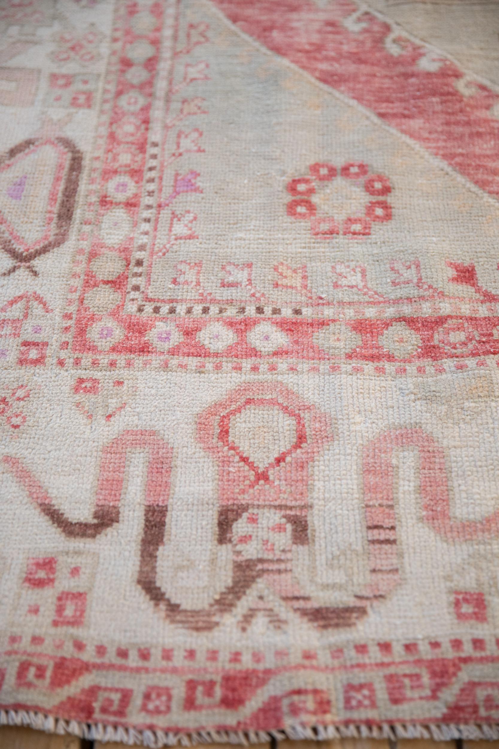 Vintage Distressed Oushak Teppich im Angebot 2