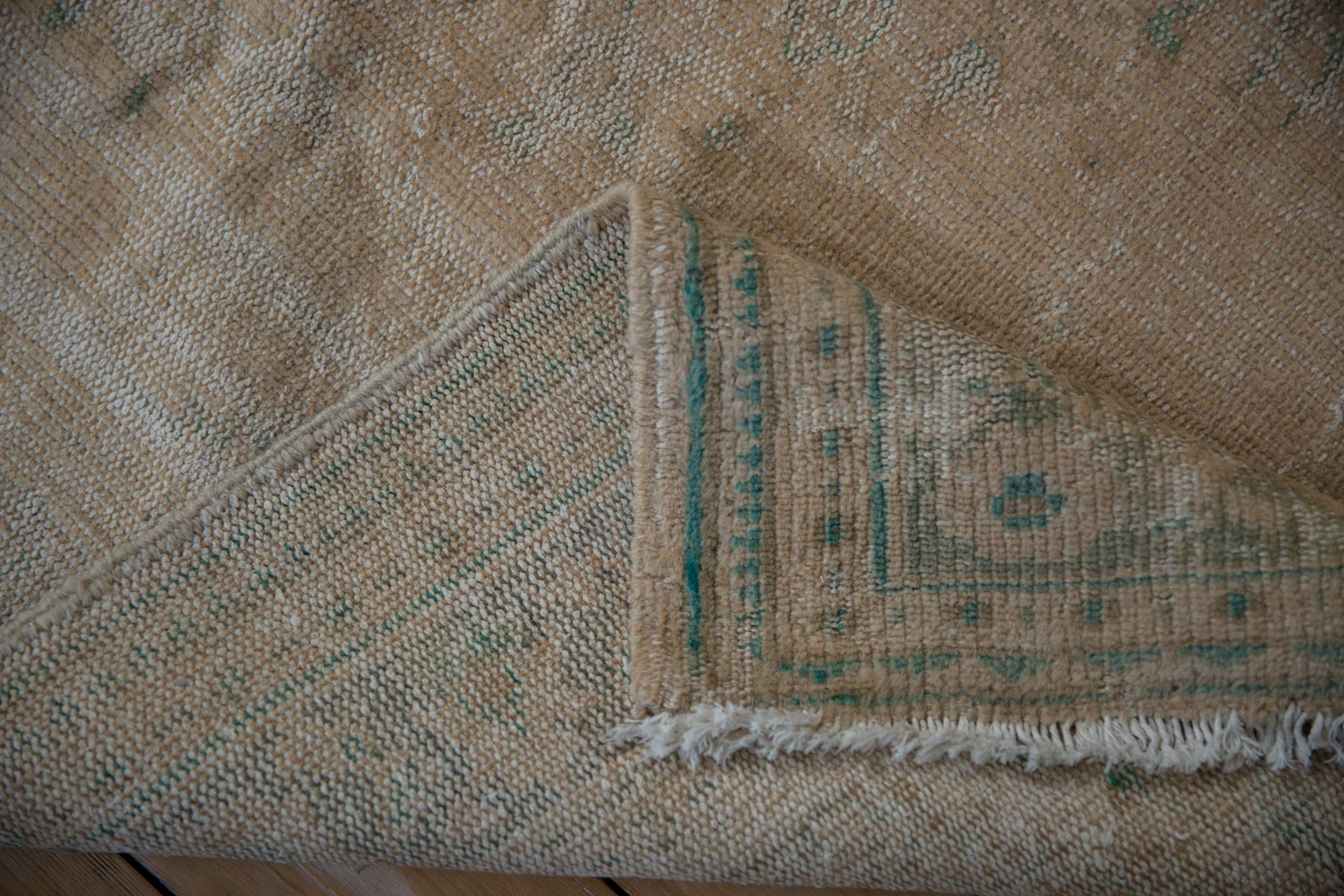 Vintage Distressed Oushak Teppich im Angebot 2