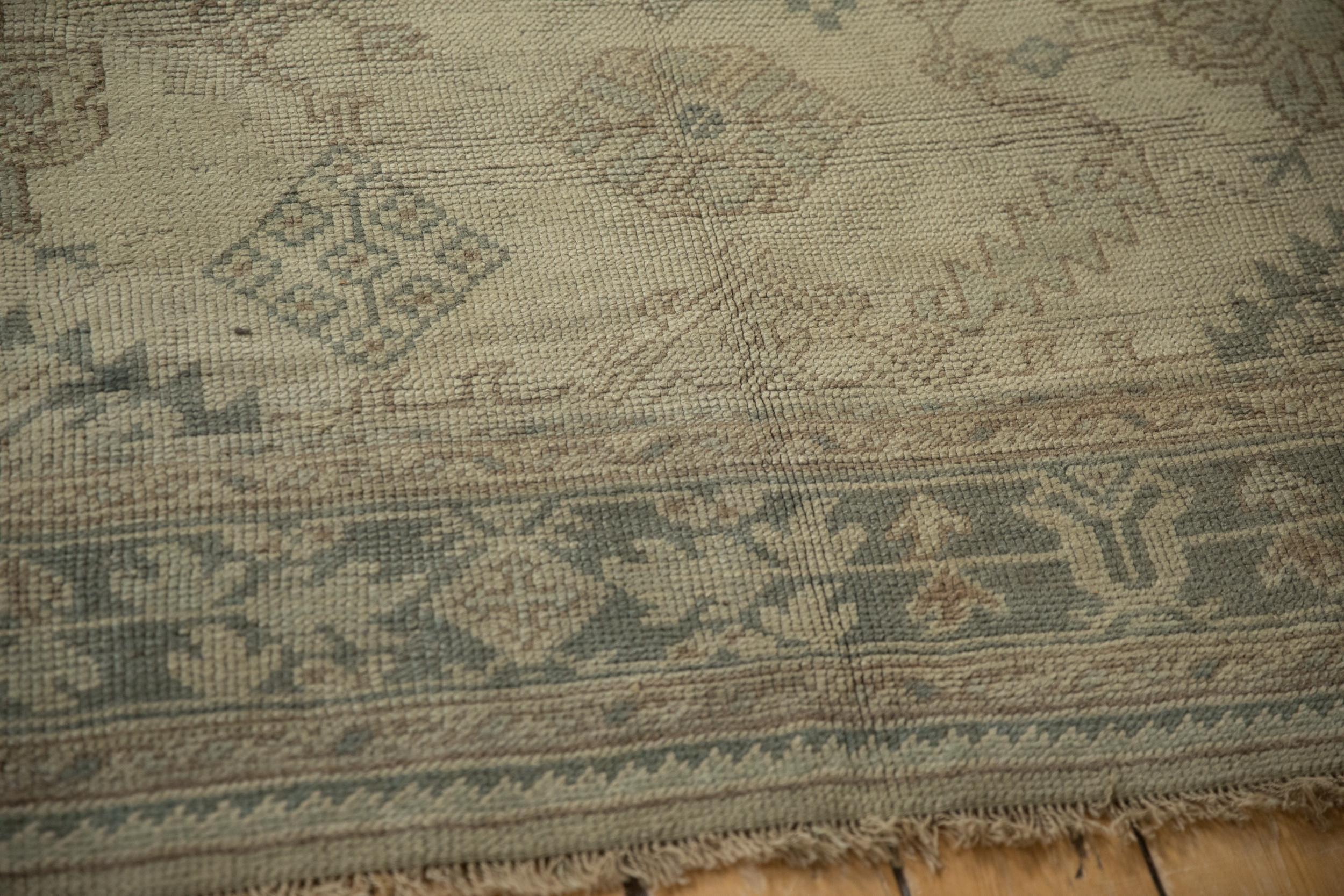 Tappeto Oushak vintage invecchiato in vendita 2