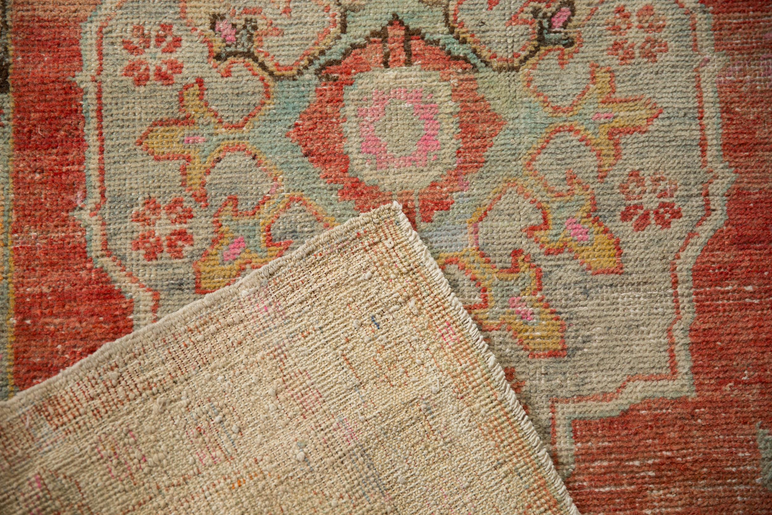Tappeto Oushak vintage con segni di invecchiamento in vendita 3