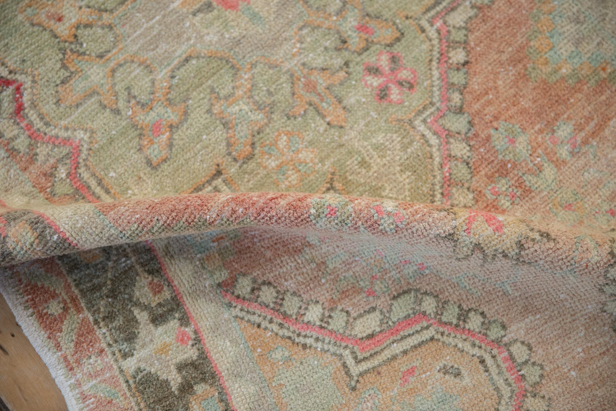 Tappeto Oushak vintage con segni di invecchiamento in vendita 4
