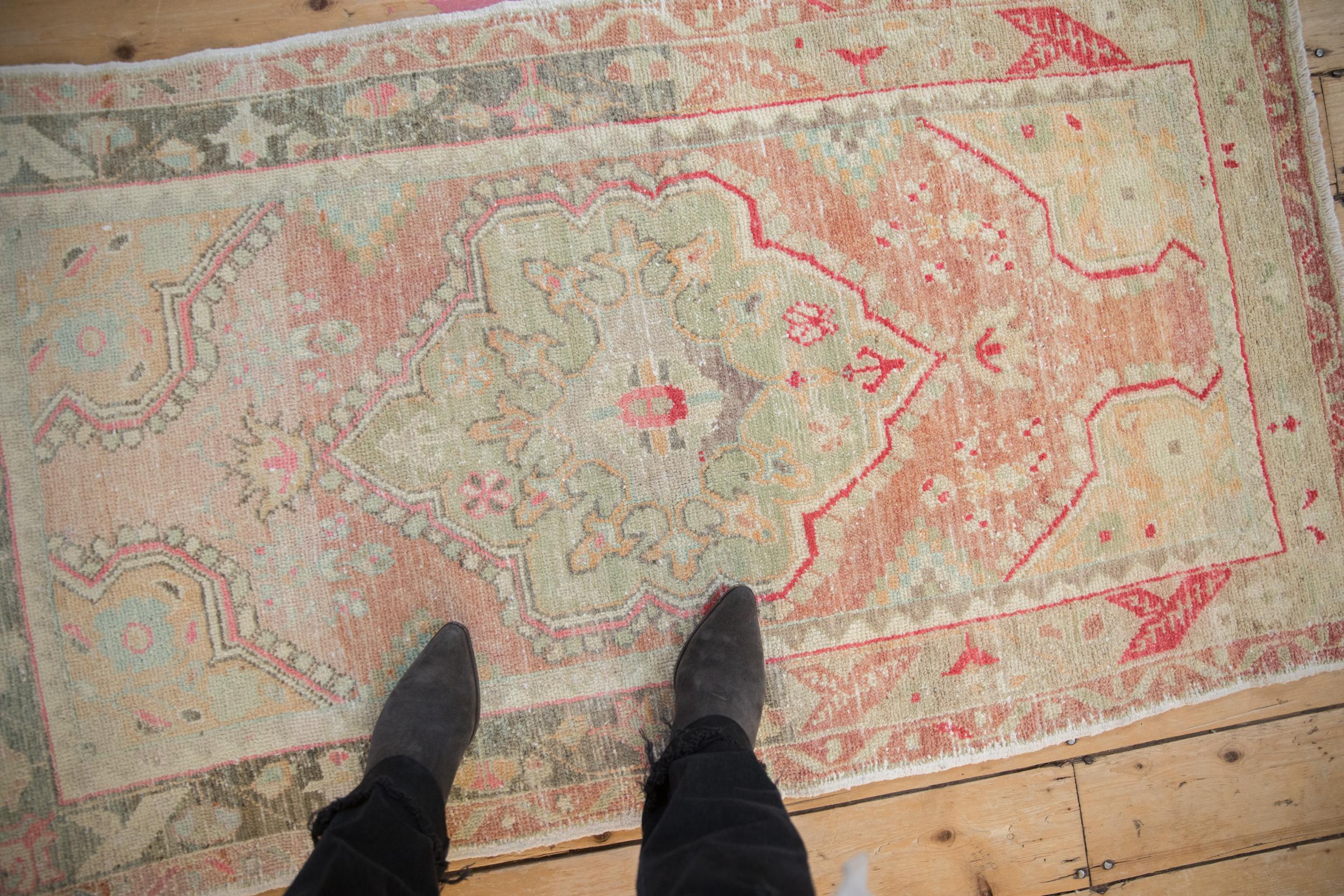 :: Medaglione principale a forma di scudo con palmette sovradimensionate e terminali a freccia a forma di trifoglio che avvolgono il perimetro in cima a un campo prevalentemente aperto con fiori minori a girandola. Un forte cambio di lotto di
