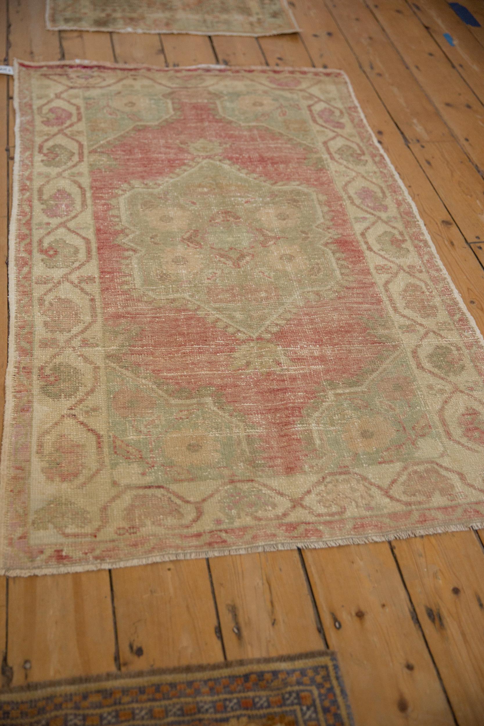 Alfombra Oushak vintage desgastada Anudado a mano en venta