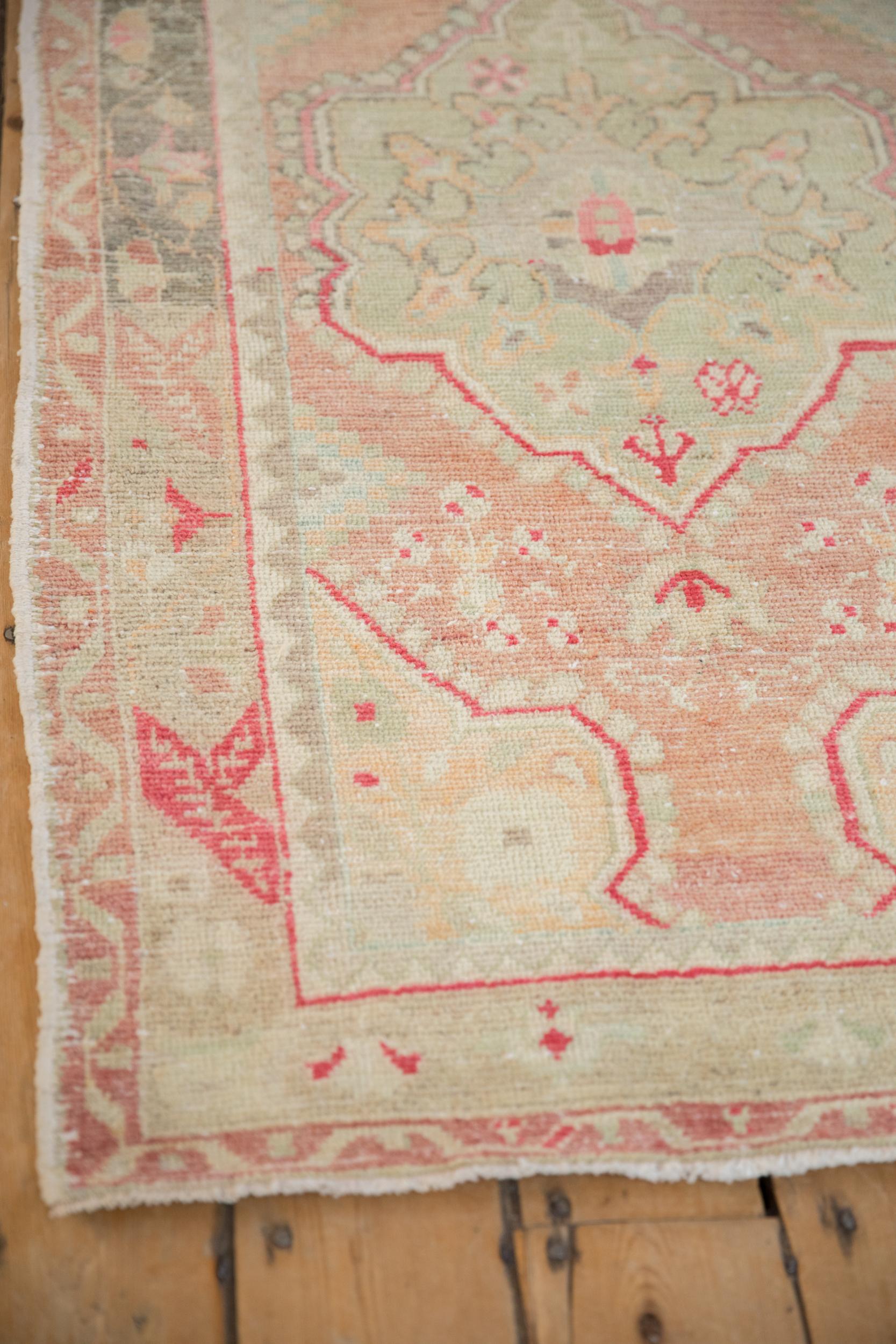 Tappeto Oushak vintage con segni di invecchiamento In condizioni discrete in vendita a Katonah, NY