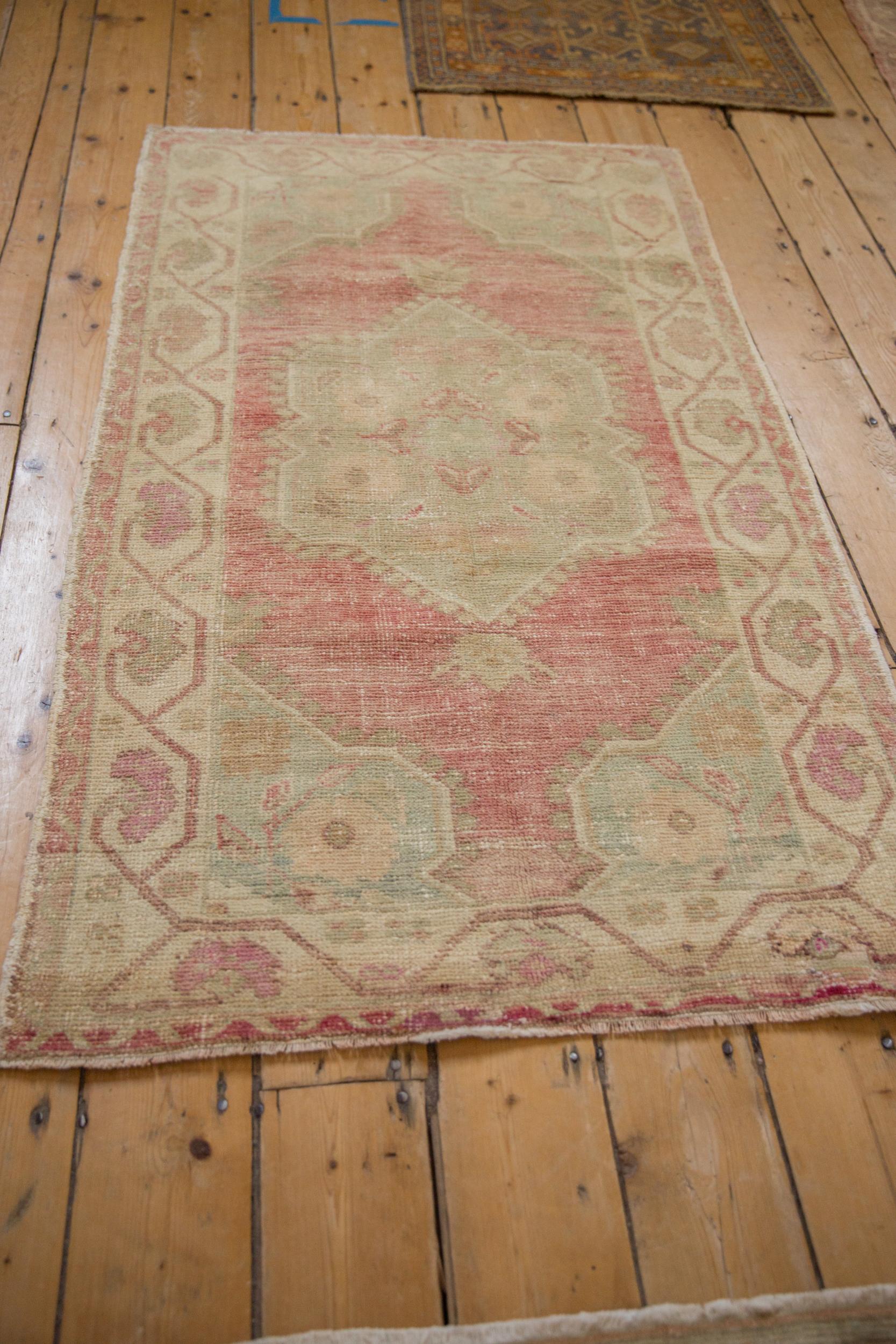 Alfombra Oushak vintage desgastada en Bastante bueno estado para la venta en Katonah, NY