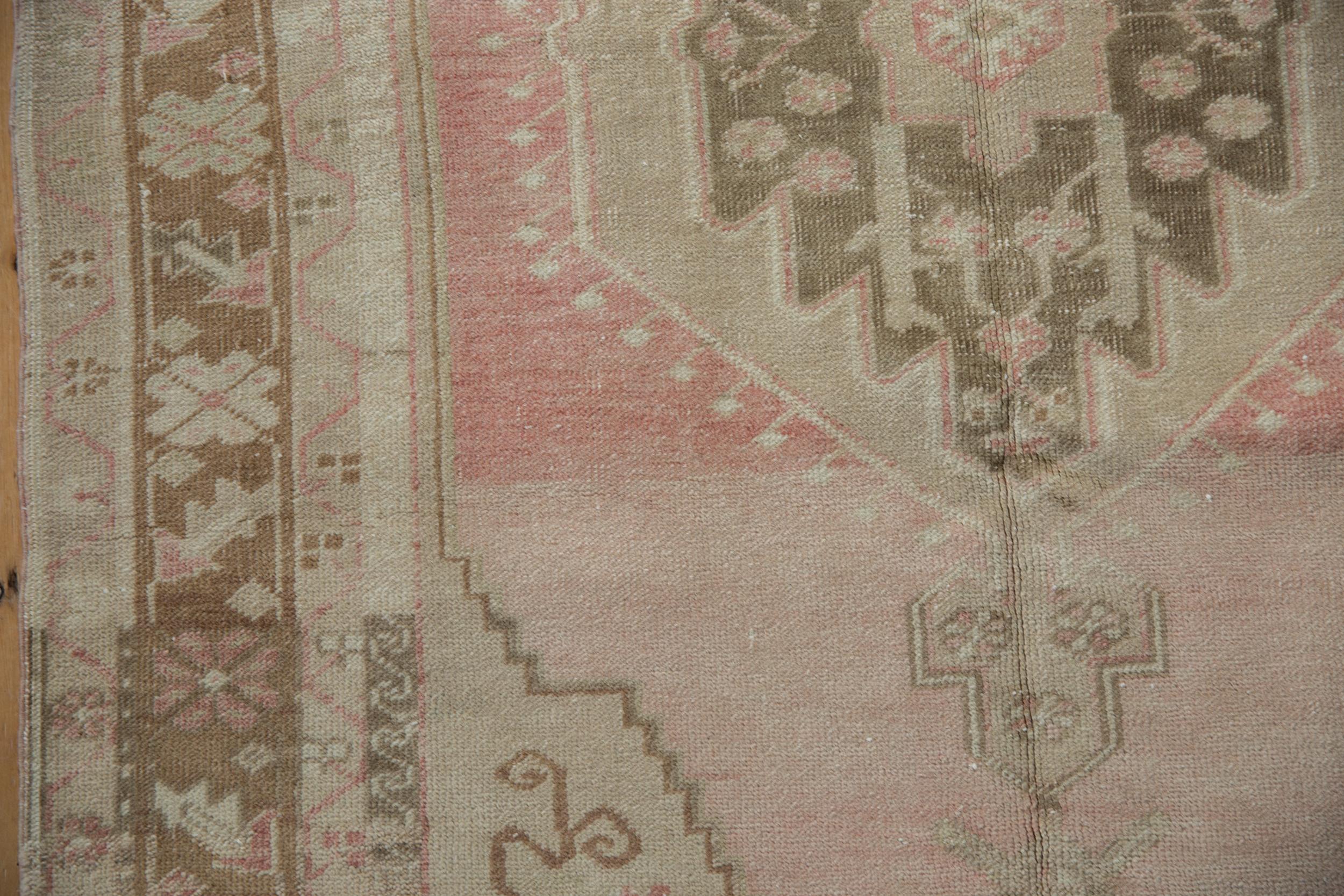 Oushak-Teppich im Used-Look (Ende des 20. Jahrhunderts) im Angebot