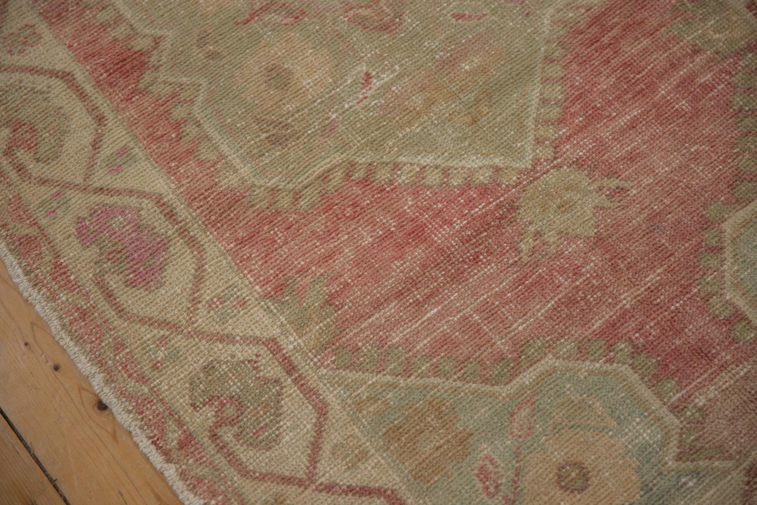 Alfombra Oushak vintage desgastada mediados del siglo XX en venta