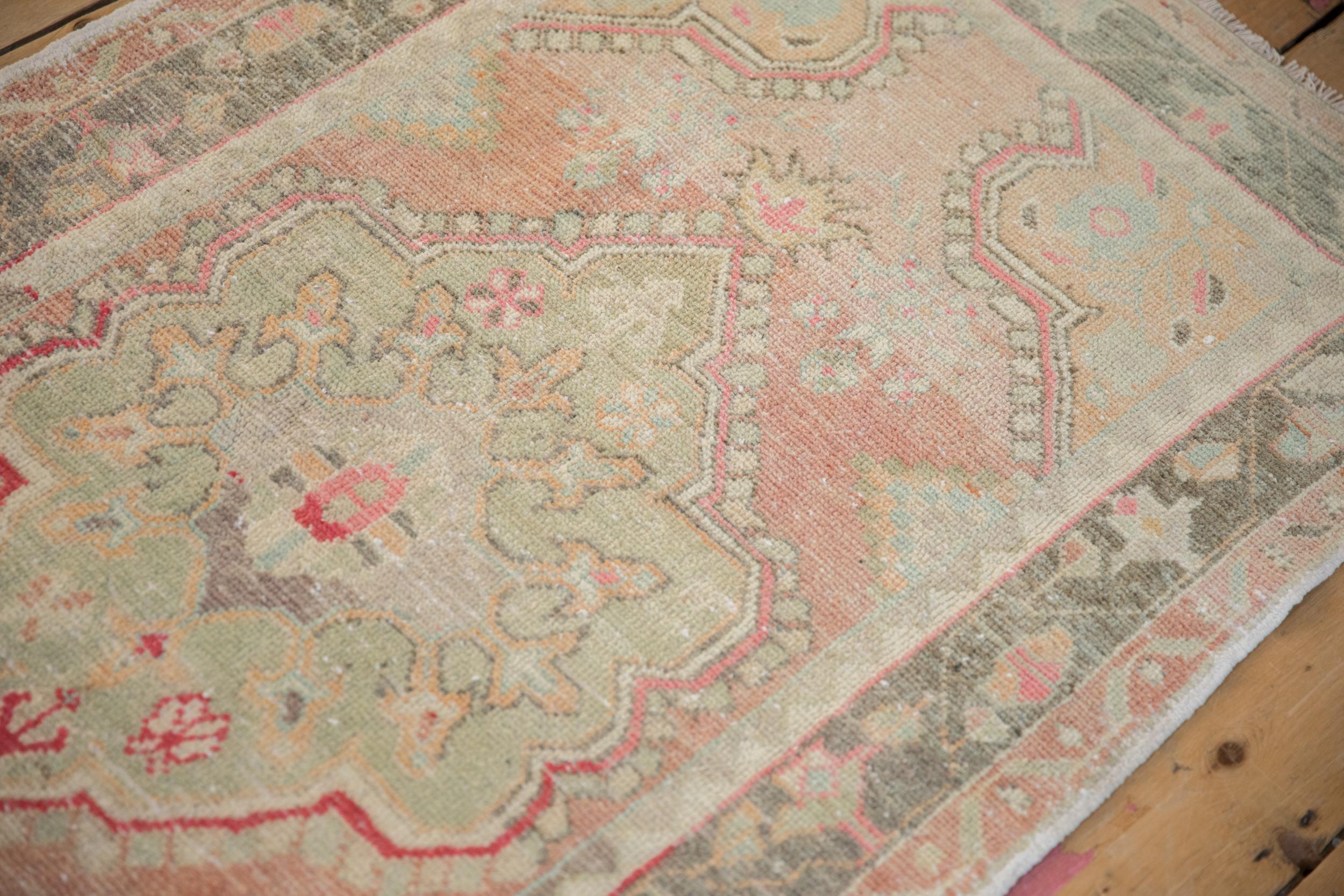 Lana Tappeto Oushak vintage con segni di invecchiamento in vendita