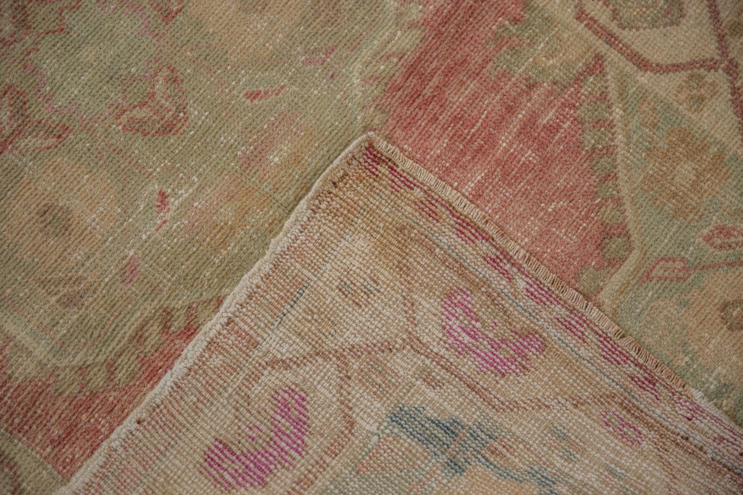 Alfombra Oushak vintage desgastada en venta 1