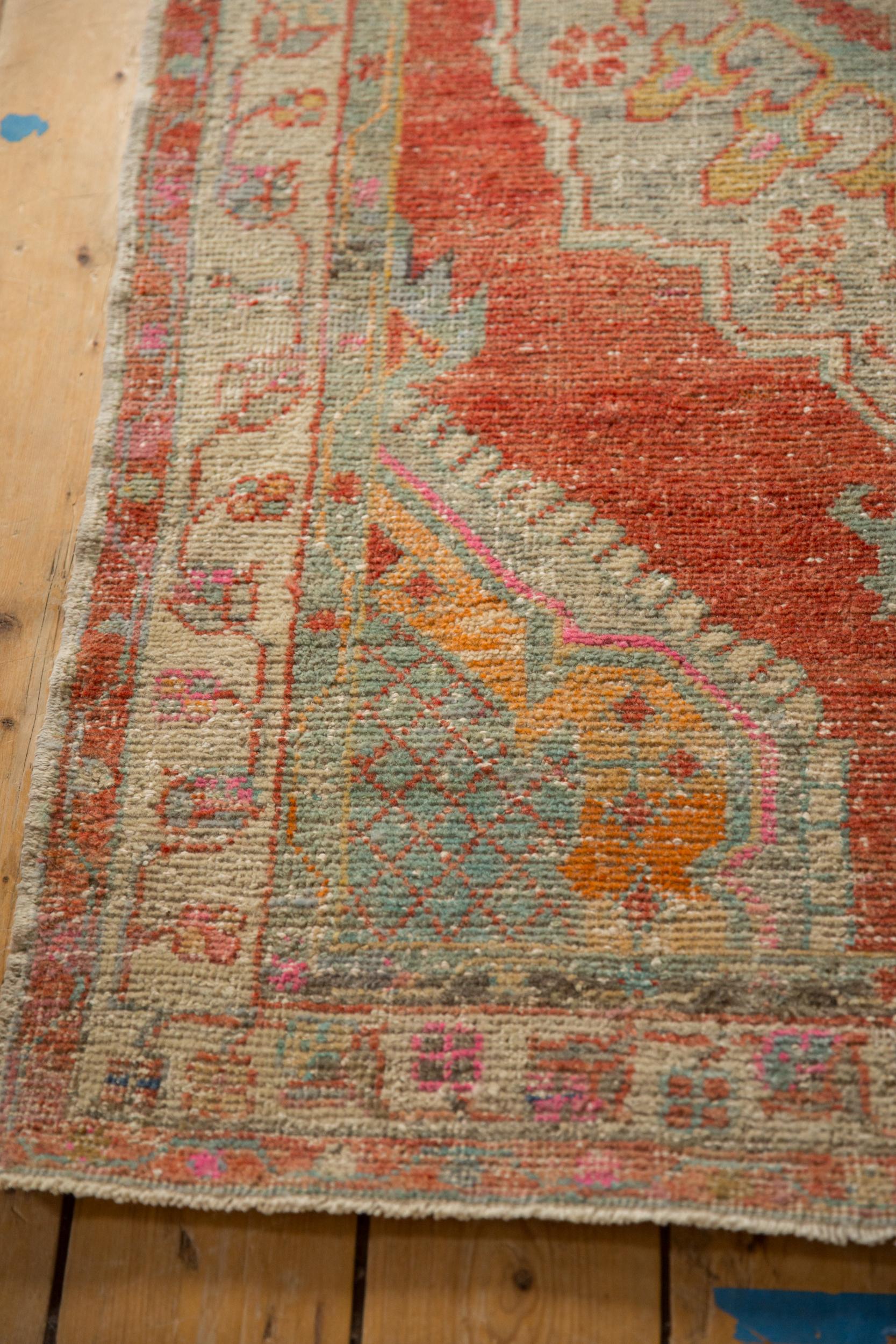 Tappeto Oushak vintage con segni di invecchiamento in vendita 1