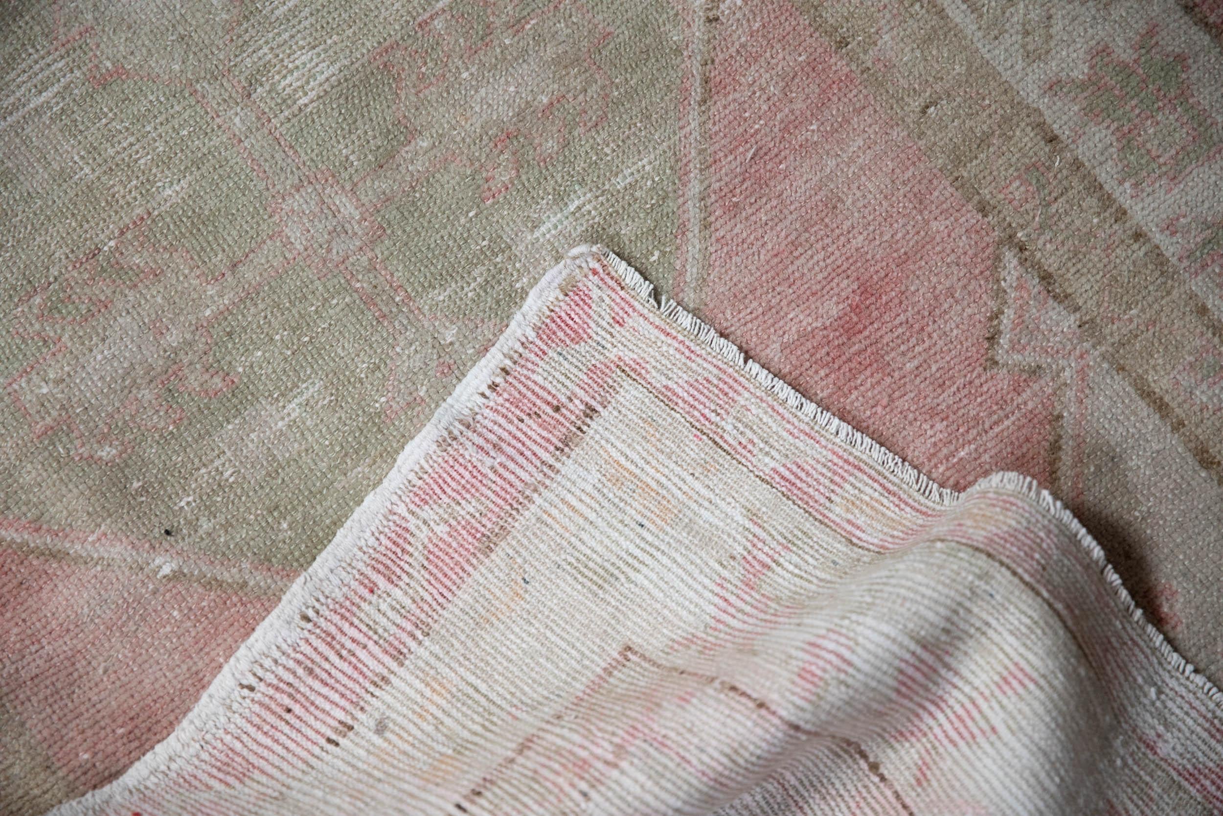 Tappeto Oushak vintage con segni di invecchiamento in vendita 2