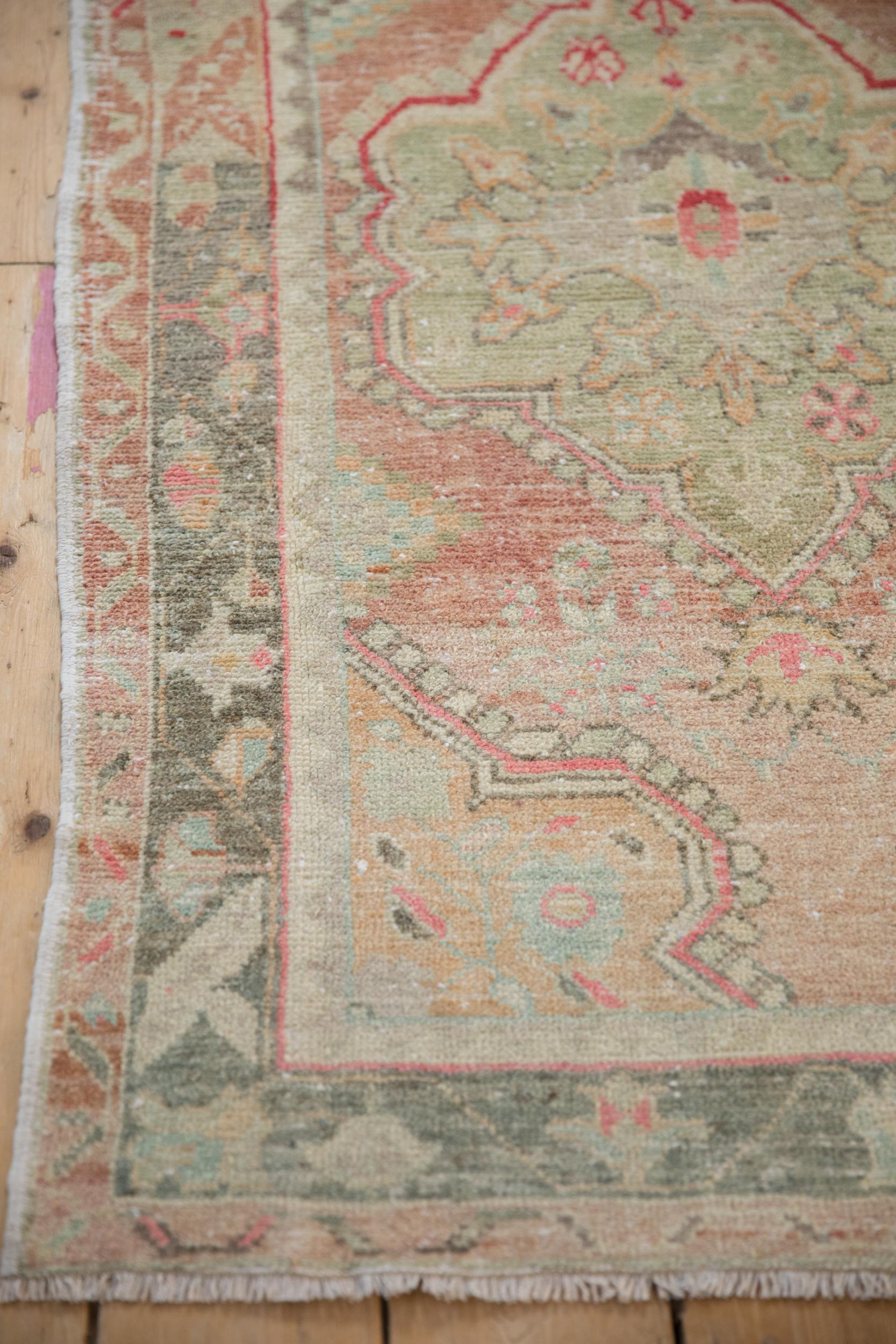 Tappeto Oushak vintage con segni di invecchiamento in vendita 2