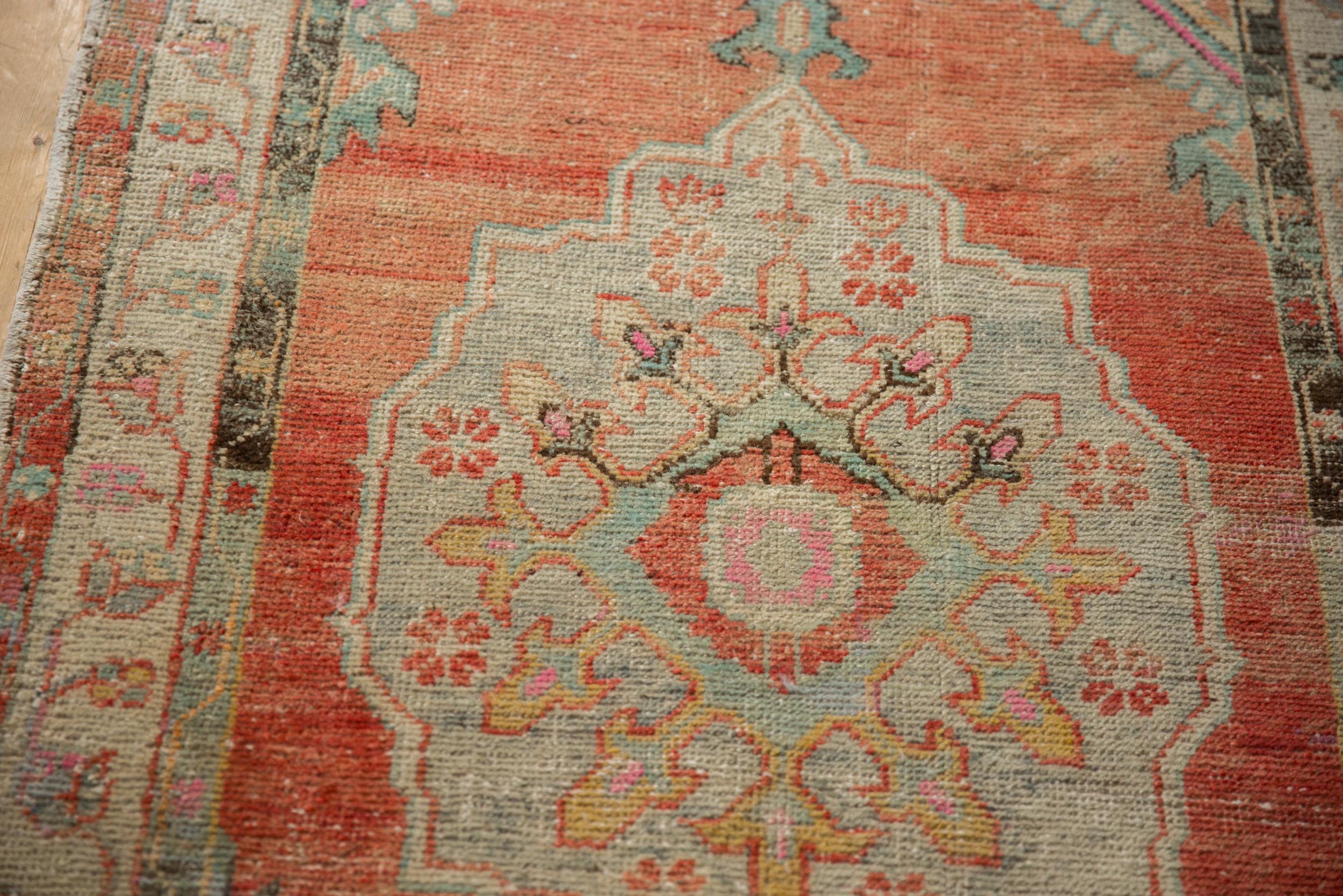 Tappeto Oushak vintage con segni di invecchiamento in vendita 2