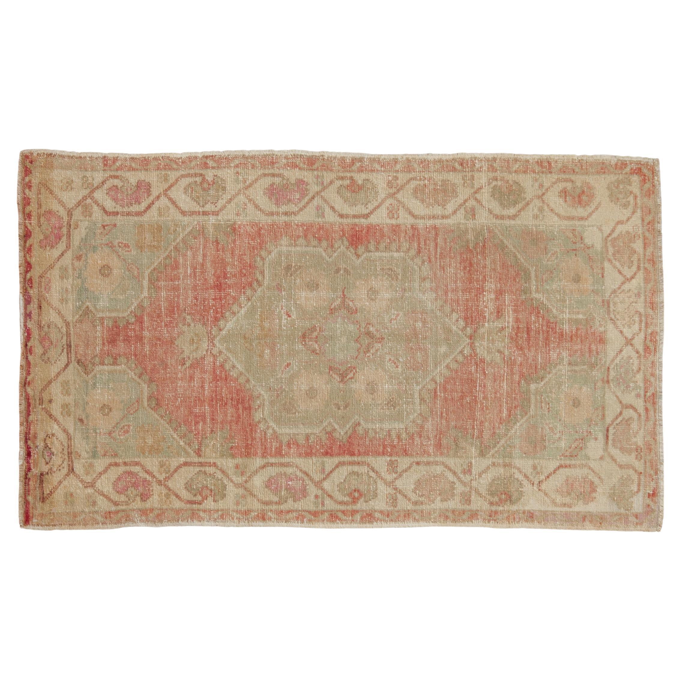 Alfombra Oushak vintage desgastada en venta