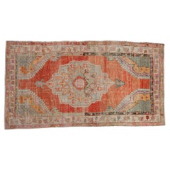 Tappeto Oushak vintage con segni di invecchiamento