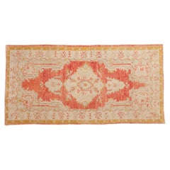 Tappeto Oushak vintage con segni di invecchiamento