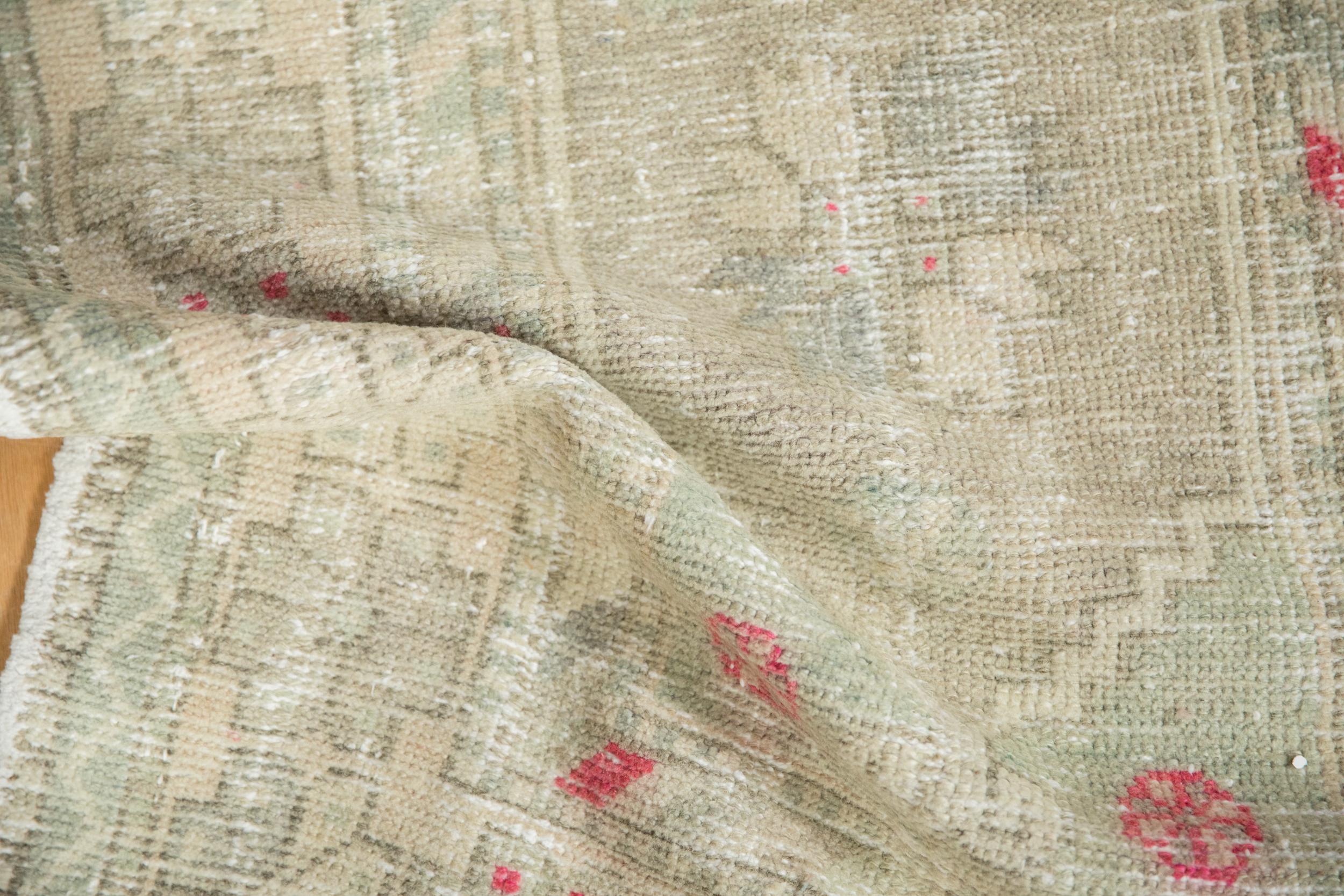 Vintage Distressed Oushak Teppich Läufer im Angebot 3