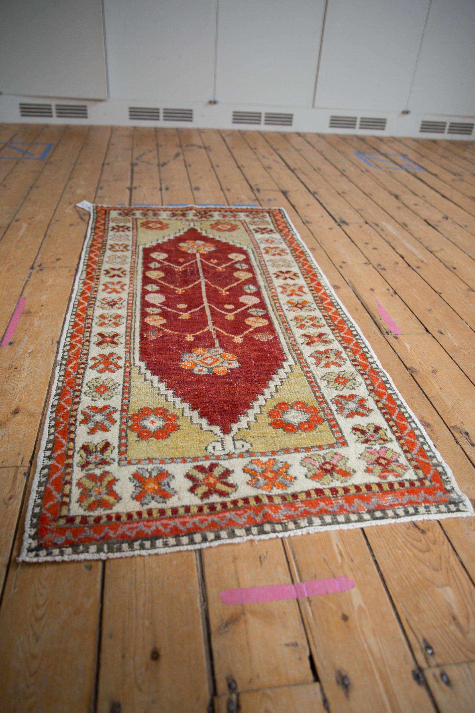 Vintage Distressed Oushak Rug Runner in vendita 3