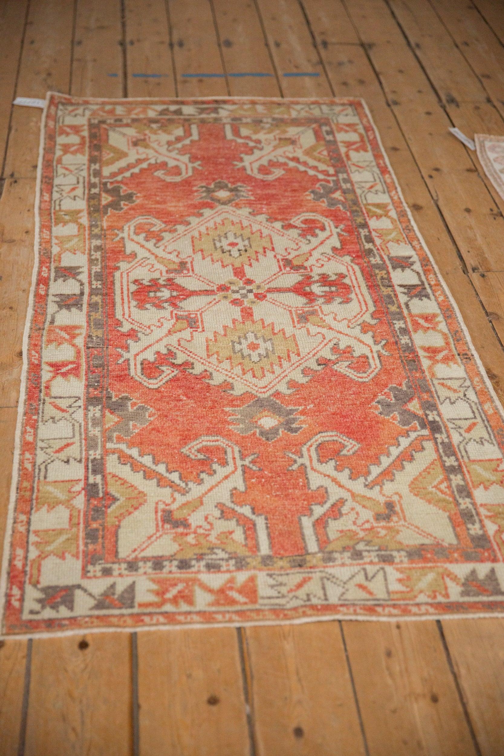 Vintage Distressed Oushak Rug Runner in vendita 3