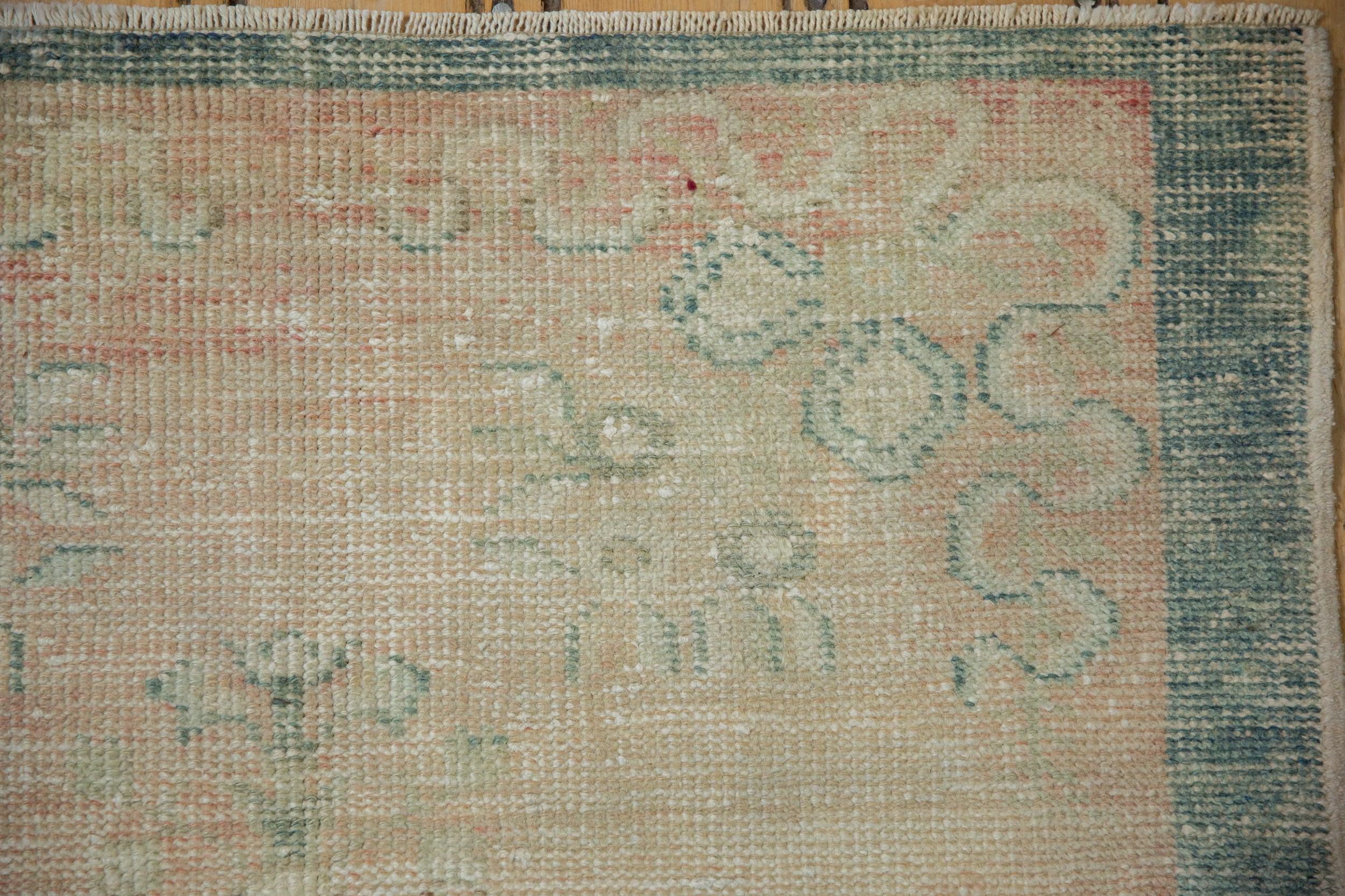 Vintage Distressed Oushak Teppich Läufer im Angebot 3