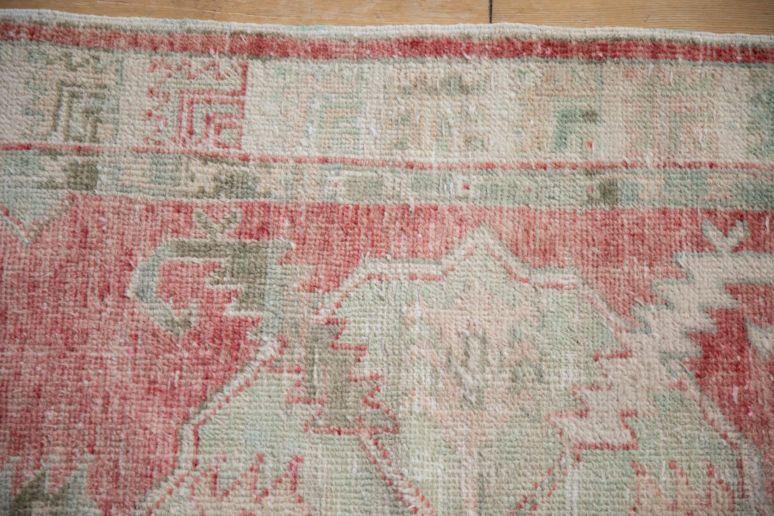 Vintage Distressed Oushak Teppich Läufer im Angebot 3