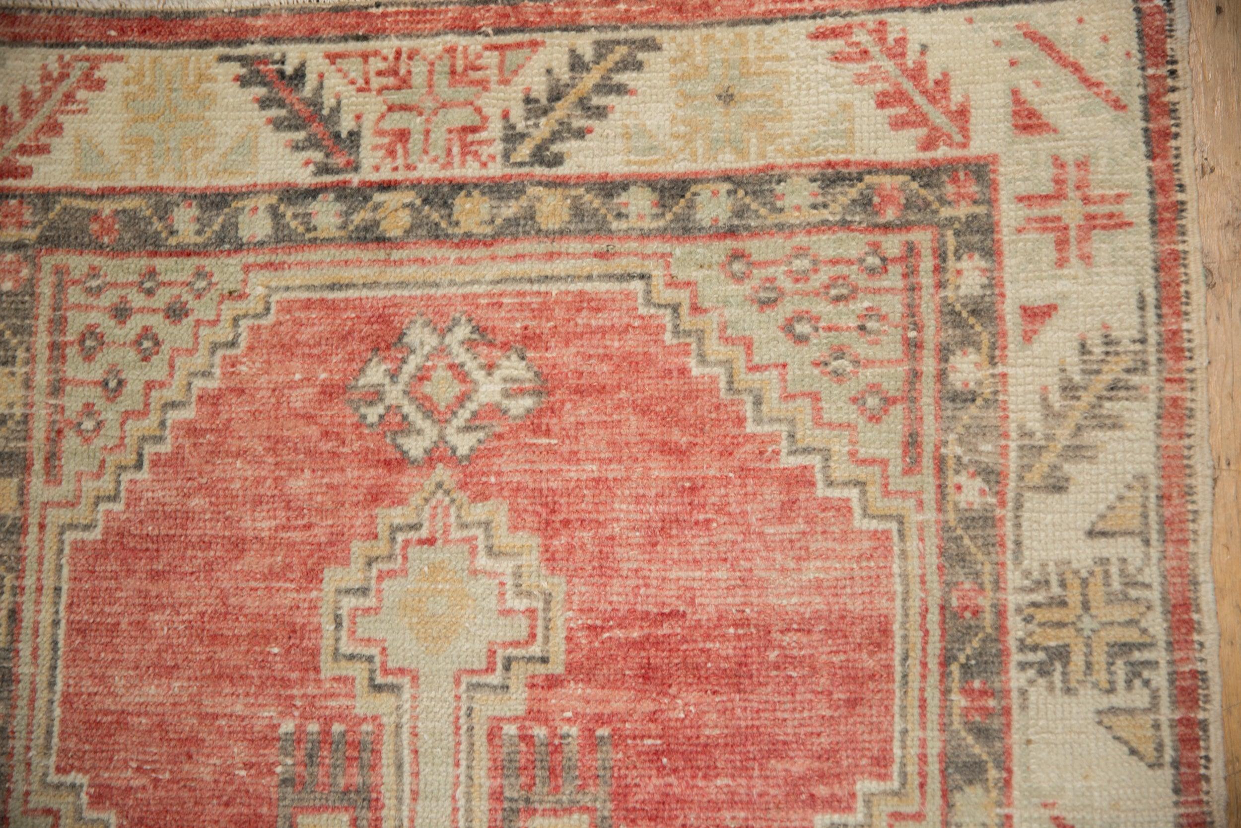 Vintage Distressed Oushak Teppich Läufer im Angebot 3