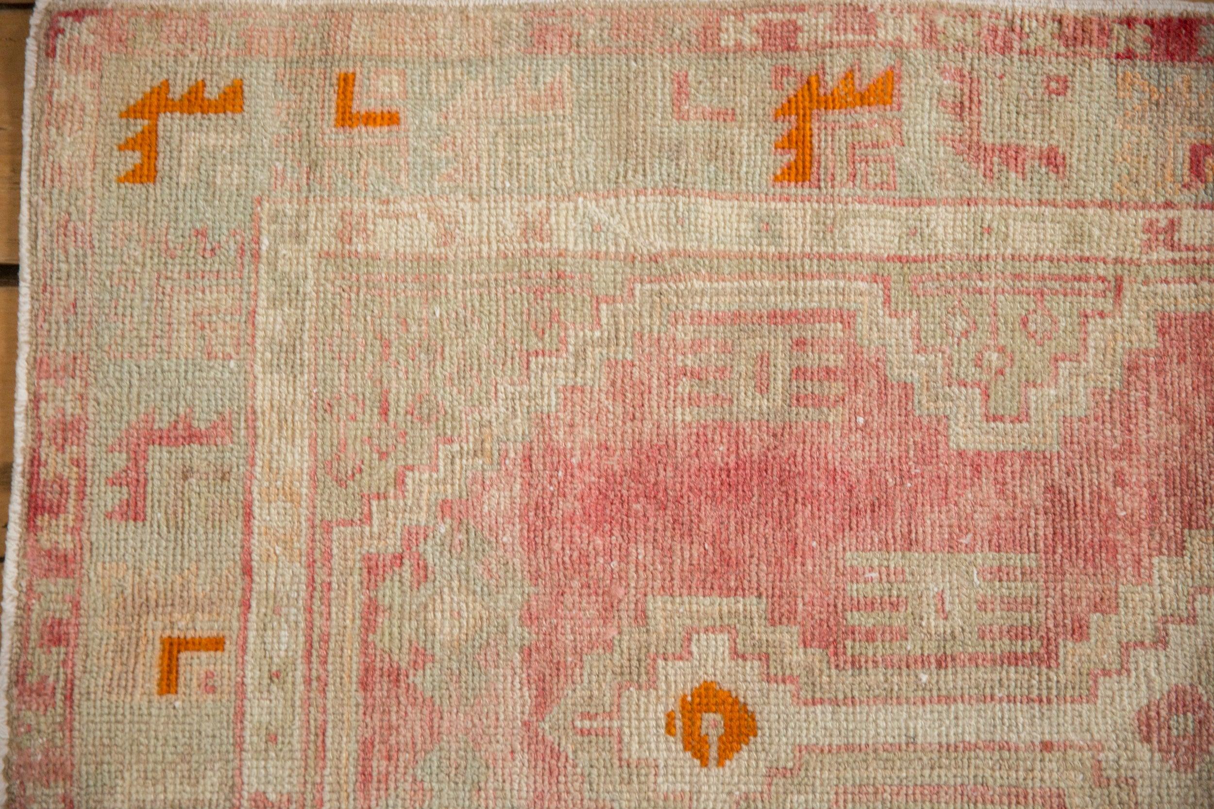 Vintage Distressed Oushak Teppich Läufer im Angebot 3