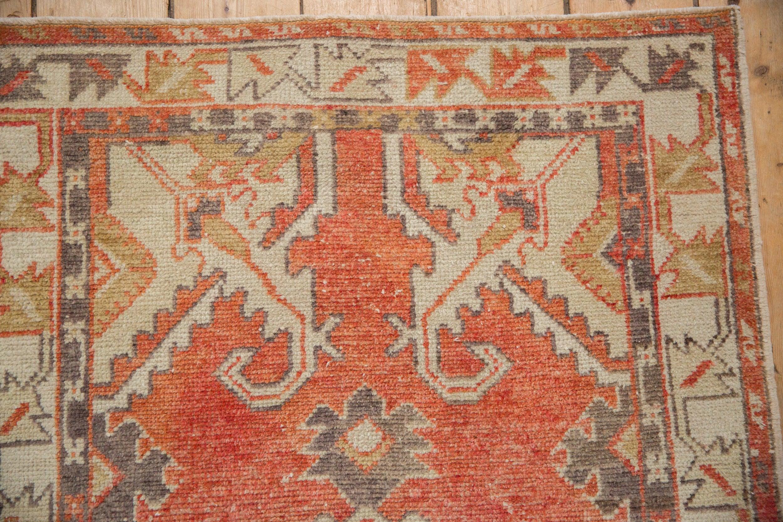 Vintage Distressed Oushak Rug Runner in vendita 4