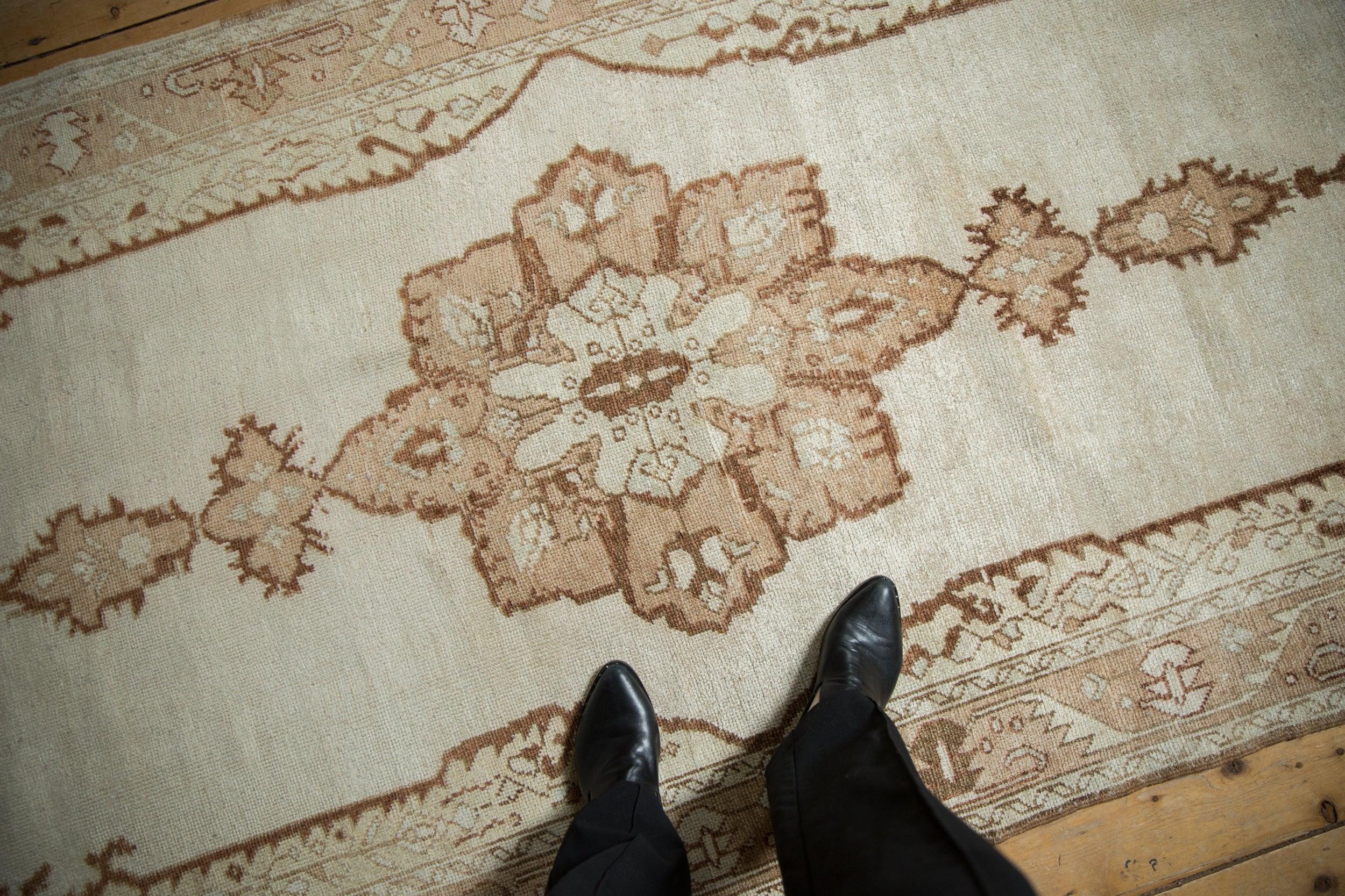 Vintage Distressed Oushak Teppich Läufer im Angebot 5